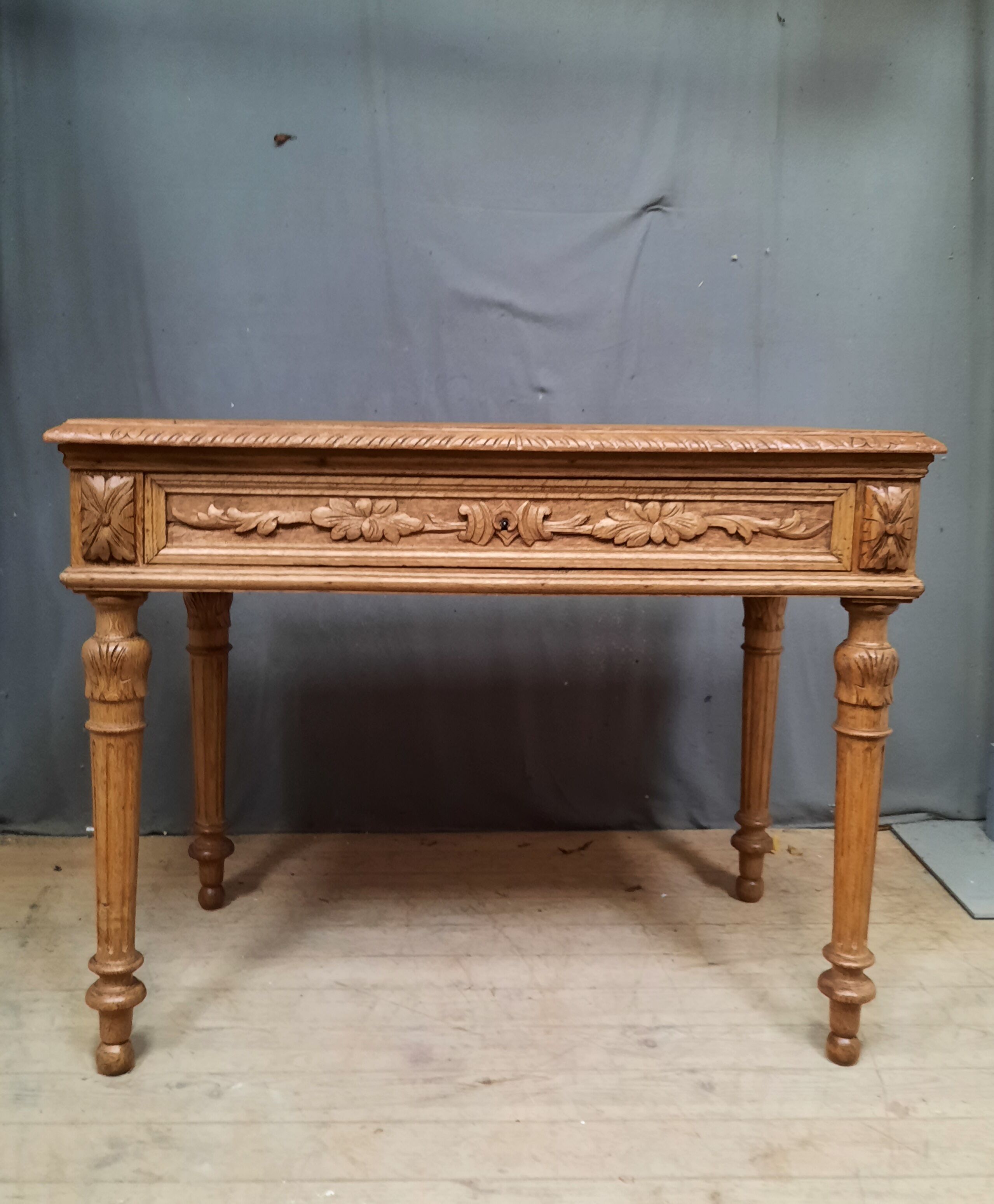 Table bureau 1900