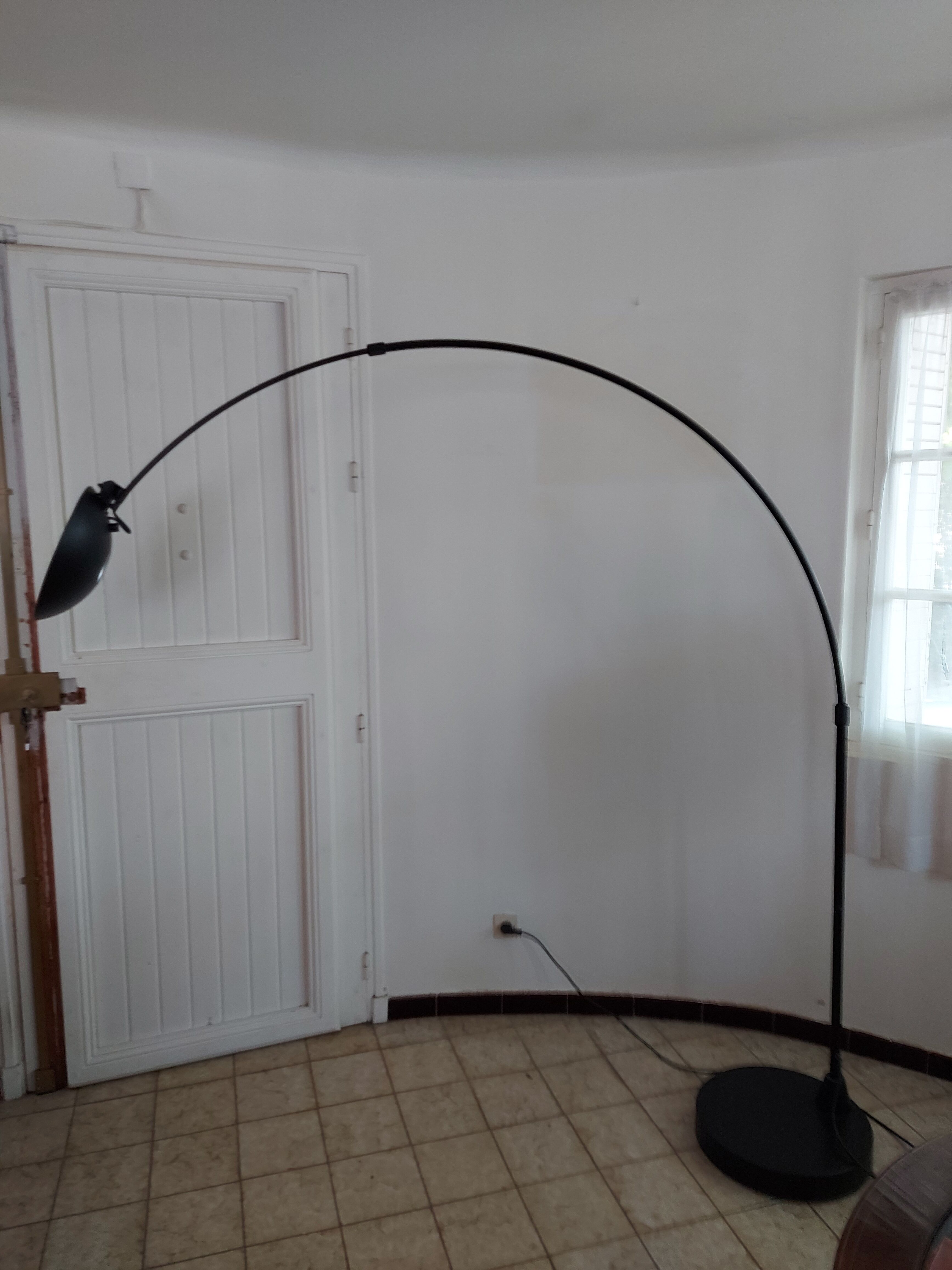 Lampadaire noir arqué Leonardo Marelli pour Estiluz vintage 1980'S