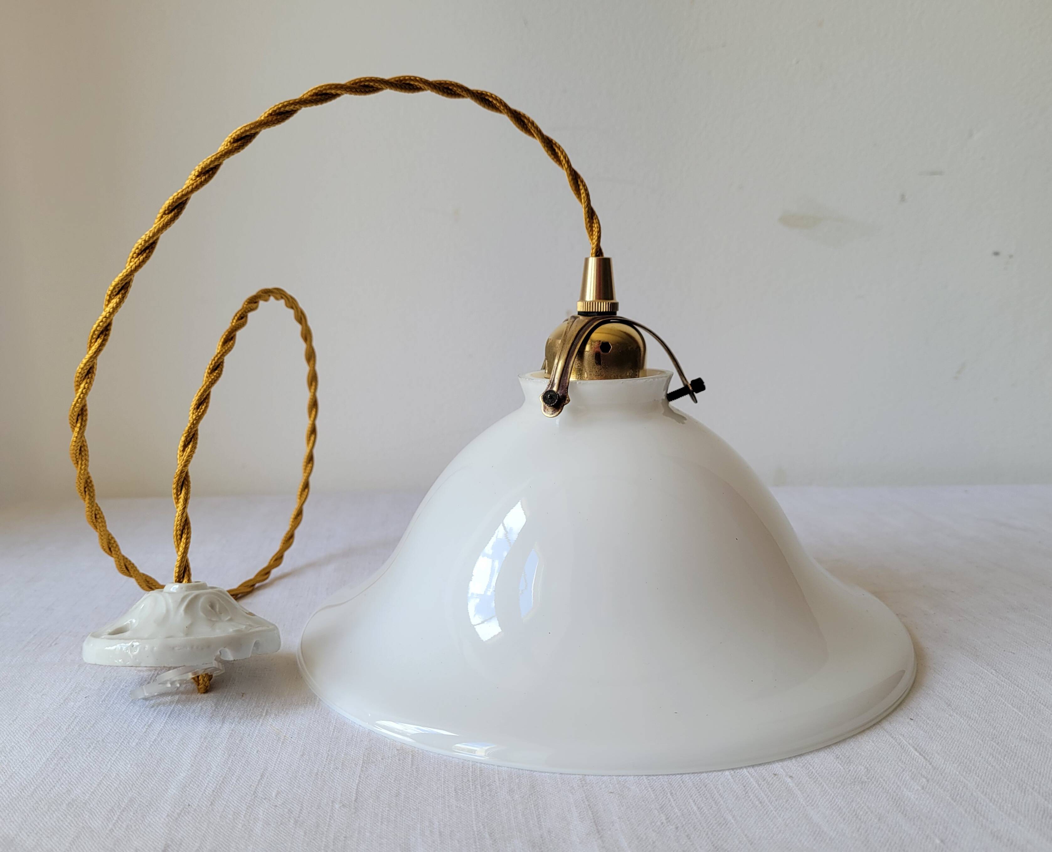 Suspension cloche en opaline blanche