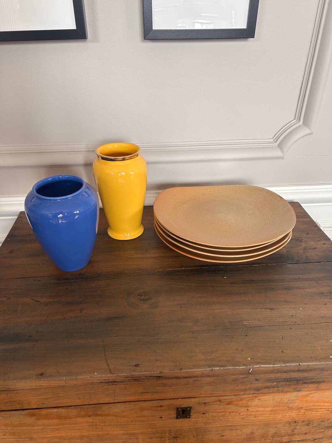 Lot grès et céramique – 2 vases vintage & 4 assiettes en grès spiralé
