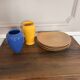 Lot grès et céramique – 2 vases vintage & 4 assiettes en grès spiralé