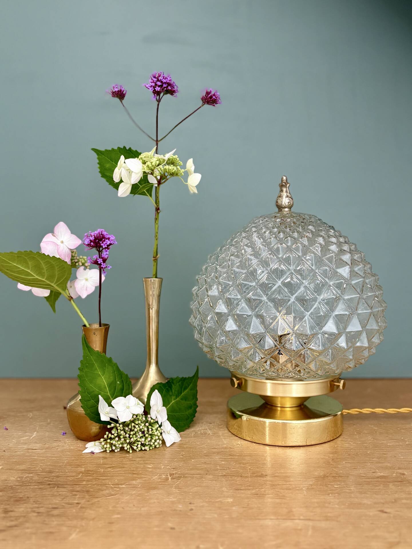 Lampe à poser globe vintage en verre moulé pointes de diamant