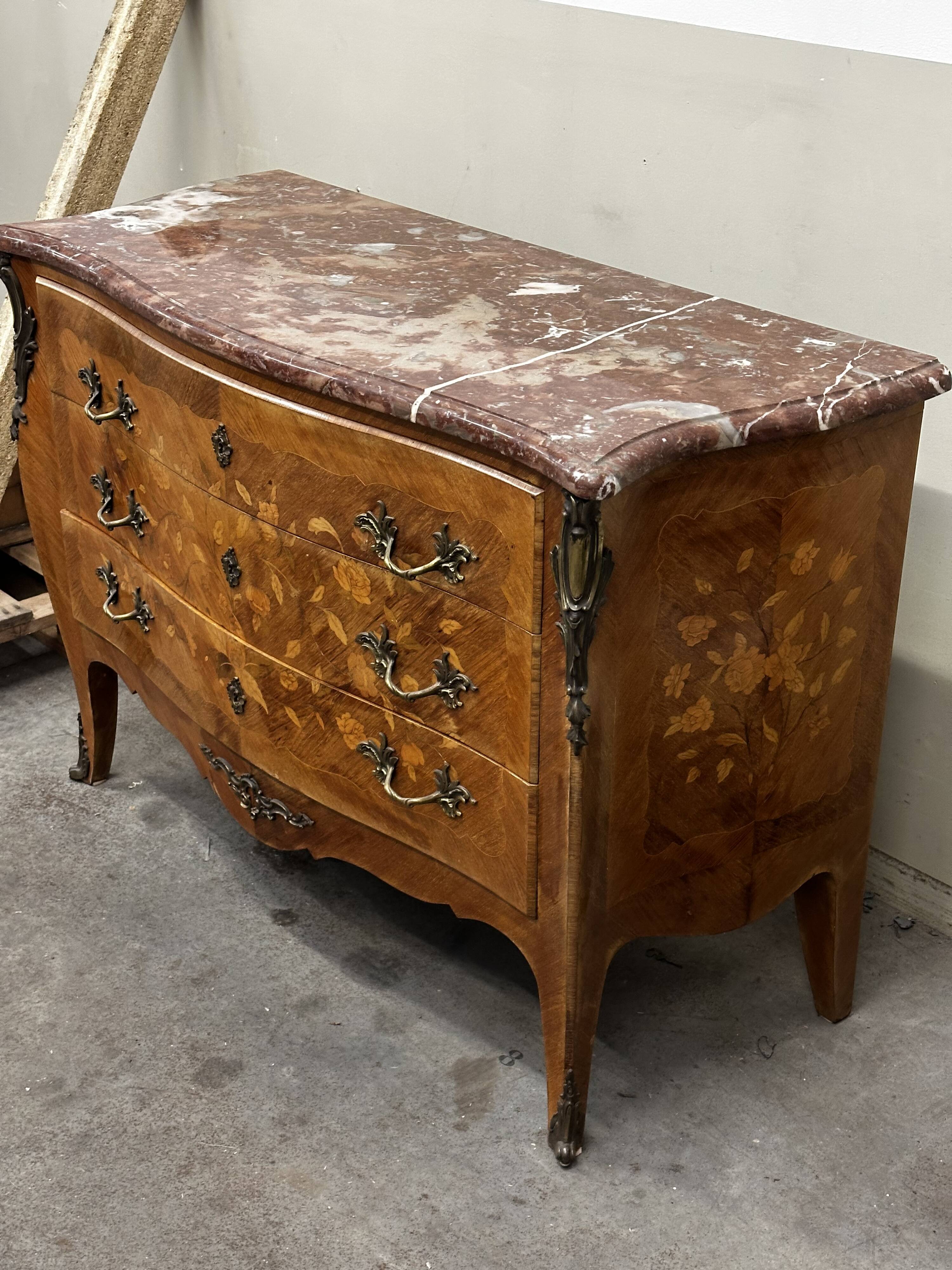 Curved and inlaid chest of drawers, Louis XV style, late 19th-early 20th century