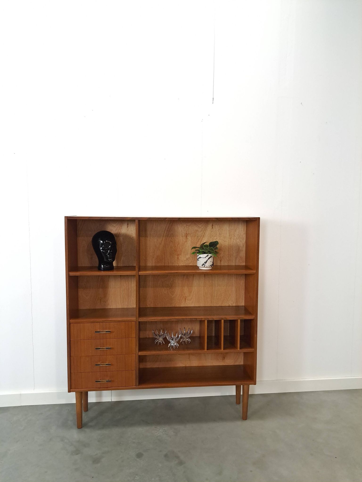 Deens teak vakkenkast met lades en hoge poten, vintage wandkast