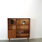 Deens teak vakkenkast met lades en hoge poten, vintage wandkast