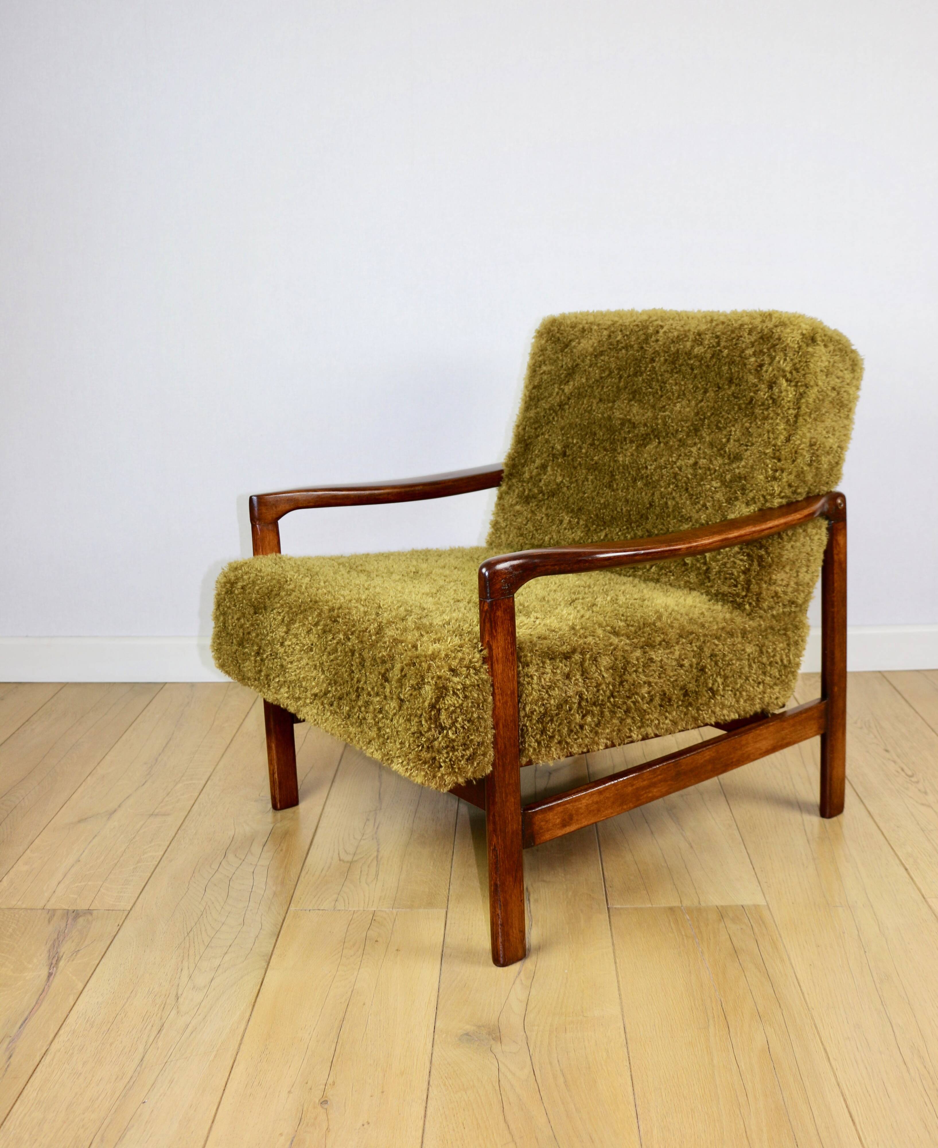 Fauteuil vintage en bois marron Khaki / Olive en fausse fourrure longue de renard par Z. Bączyk - 2 pièces disponibles