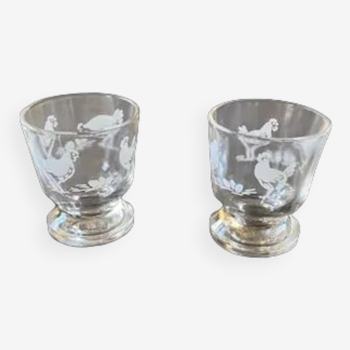 Lot de 2 coquetiers en verre moulé transparent et décor poule coq et poussins vintage