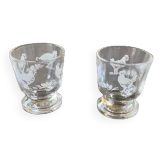 Lot de 2 coquetiers en verre moulé transparent et décor poule coq et poussins vintage