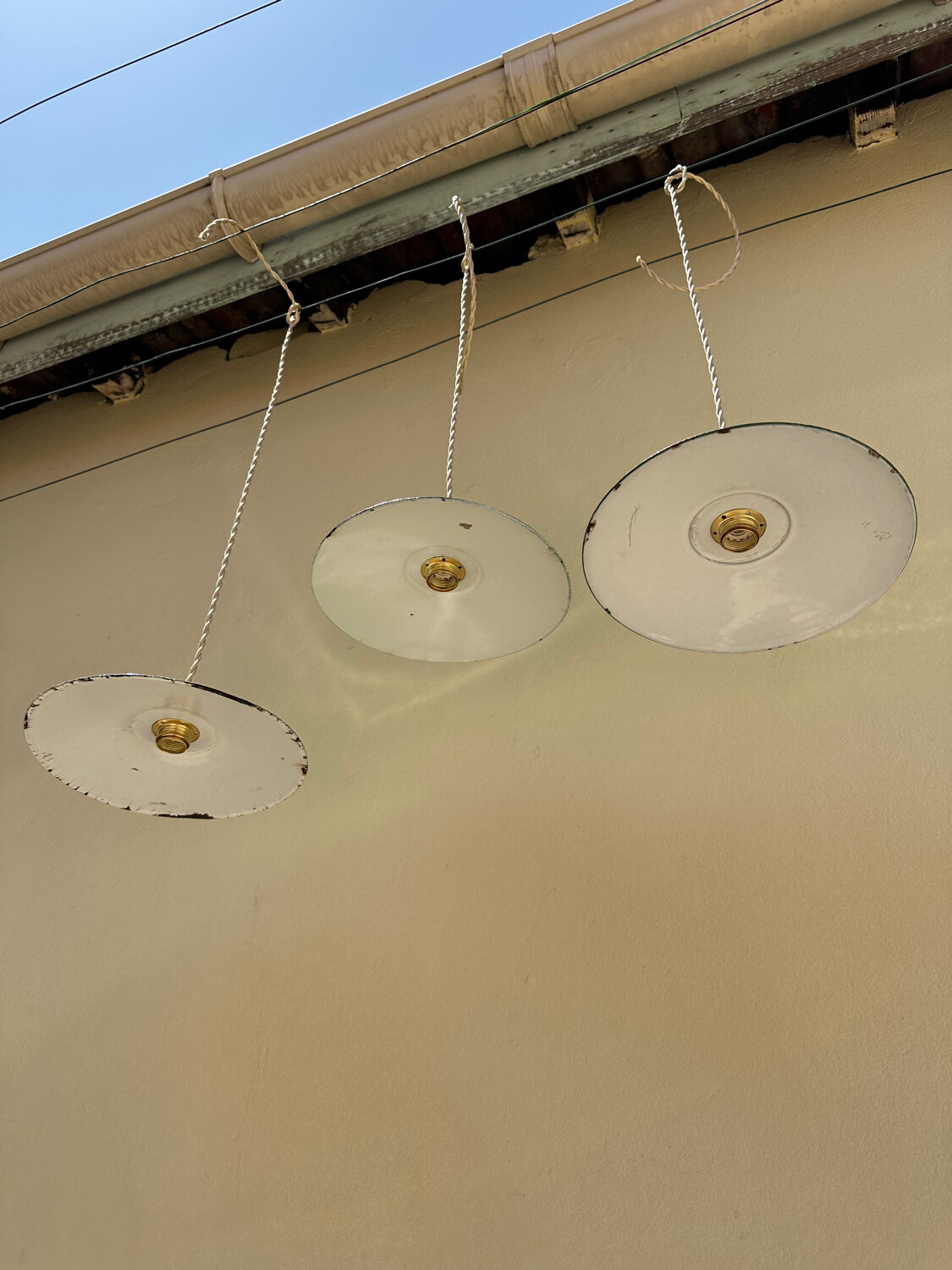 Trio of vintage suspension in green and white enamelled sheet metal indus old farm