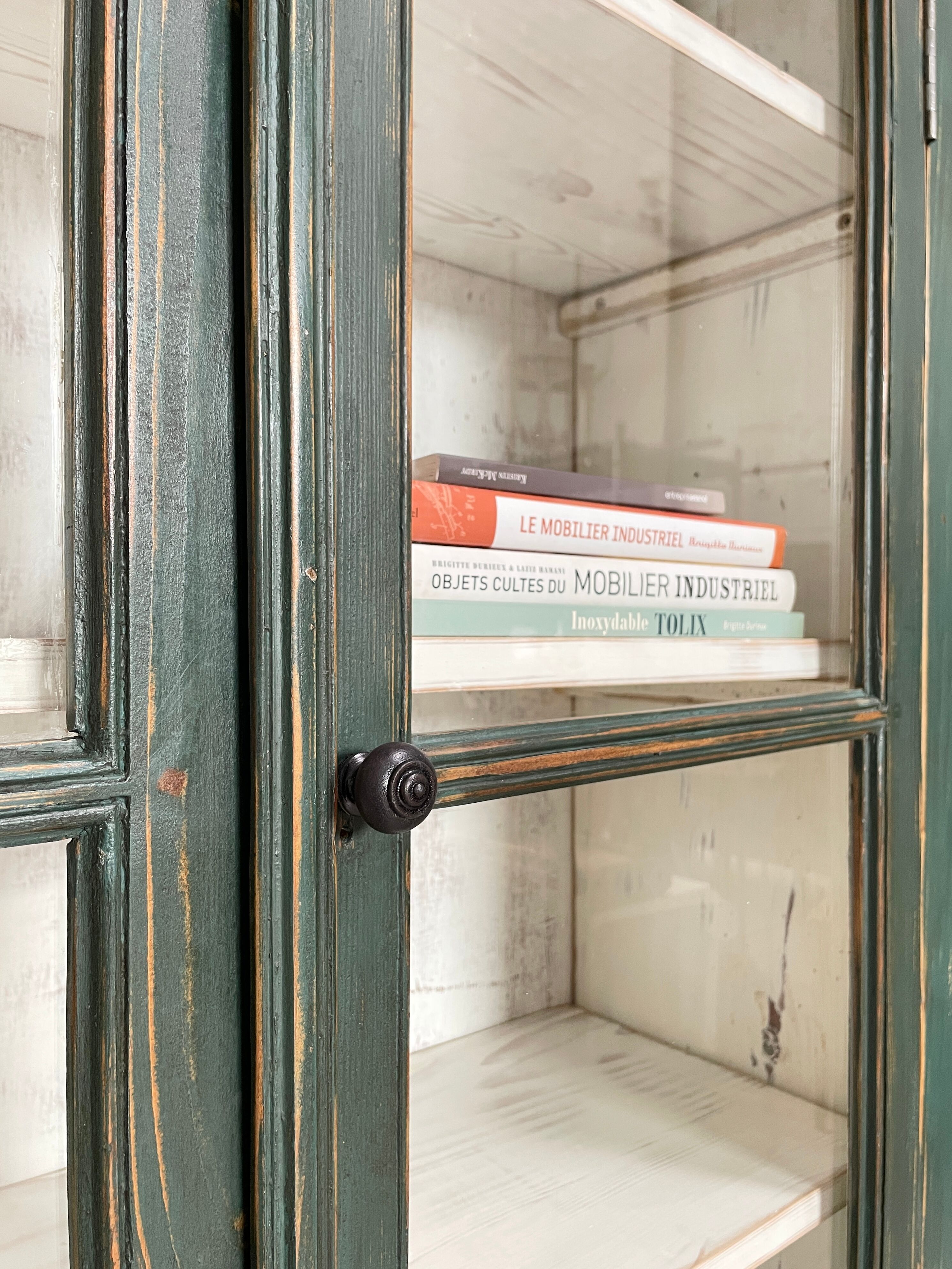 Furniture of trade showcase, around 1900.