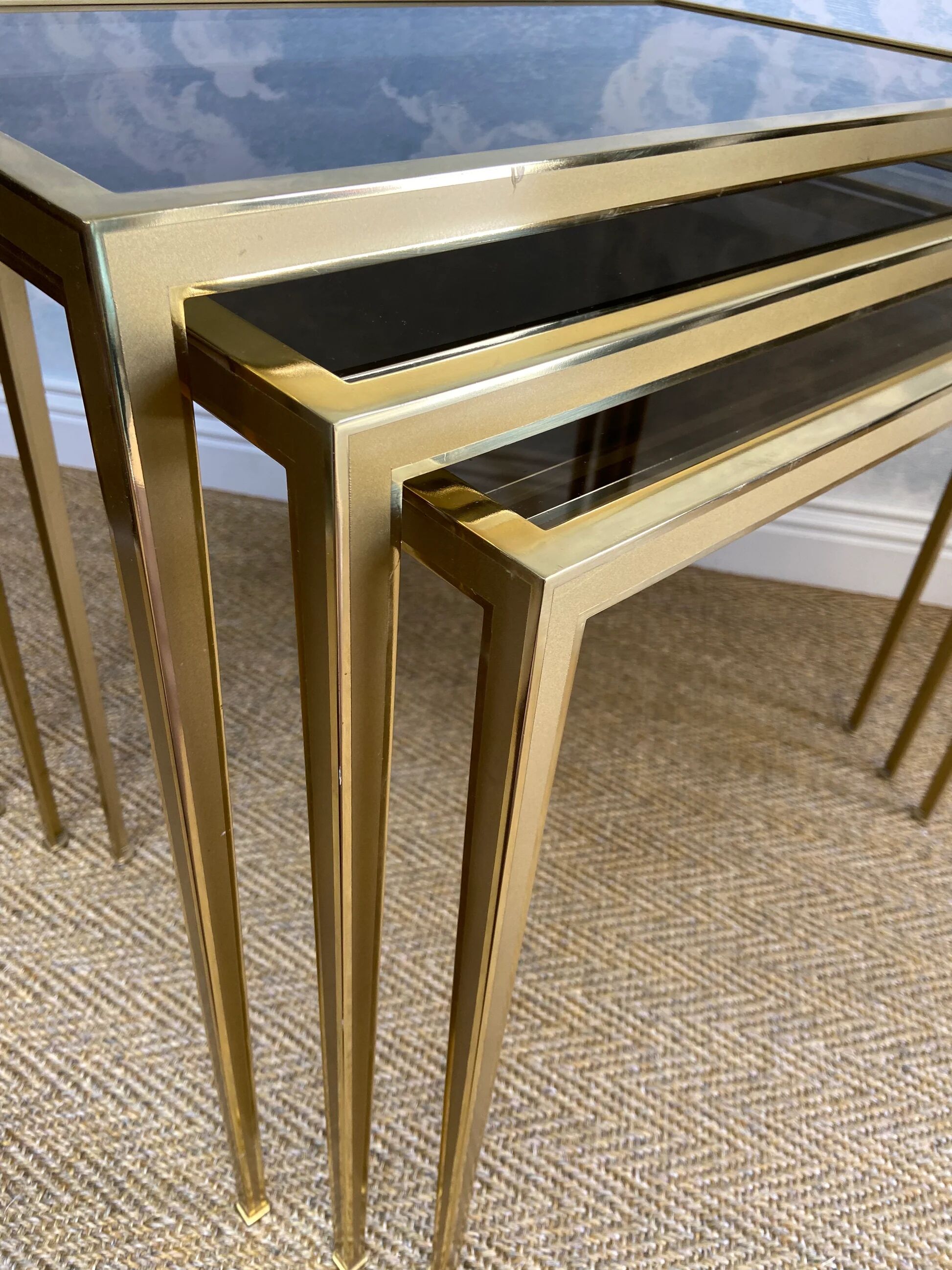 Set of 3 nesting tables in brass, Hollywood Regency, Vereinigte Werkstätten, Germany, 1960s.
