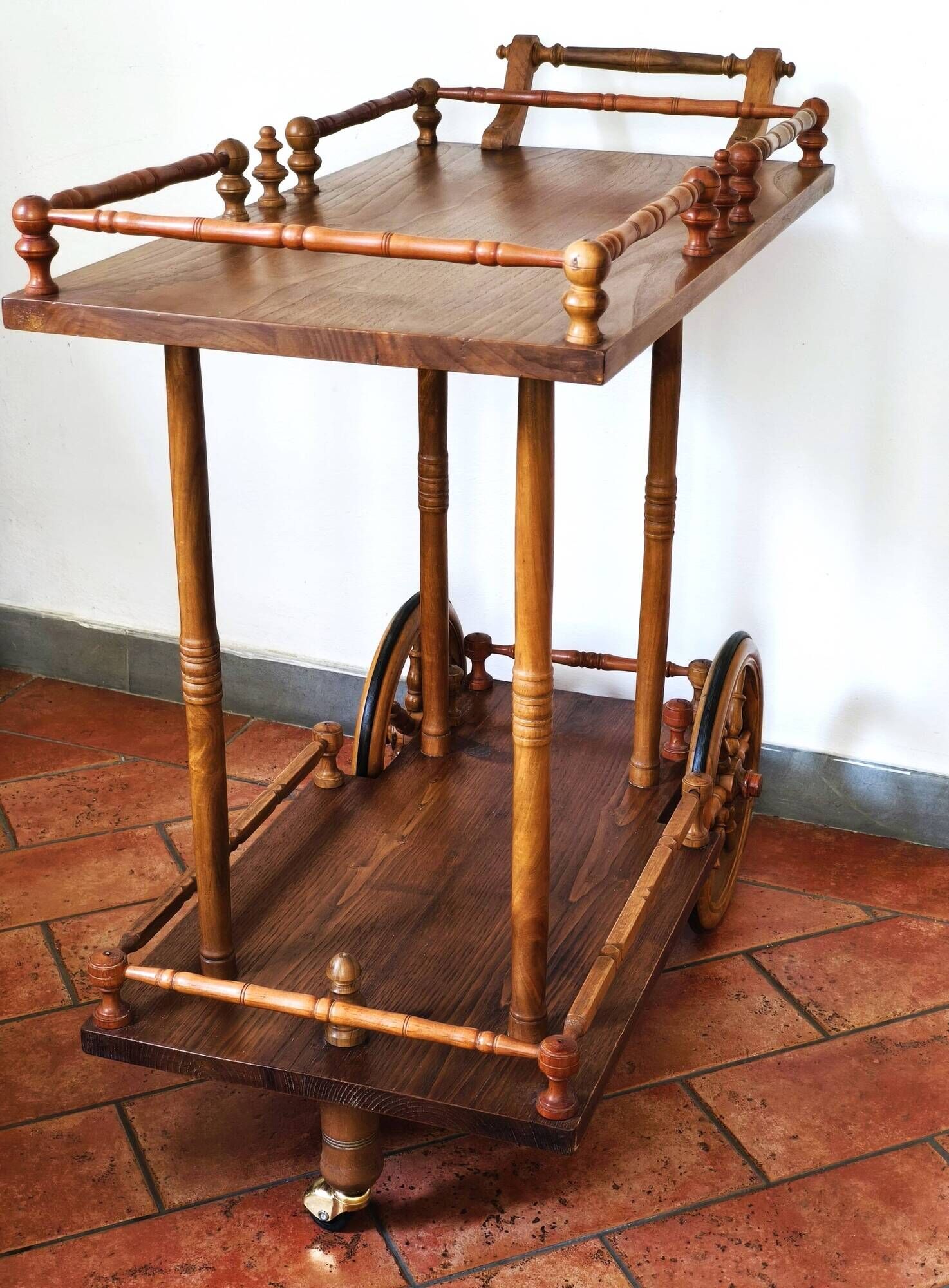 Desserte italienne vintage en olivier et châtaignier