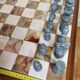 Table et jeu d'échecs en onyx et marbre blanc