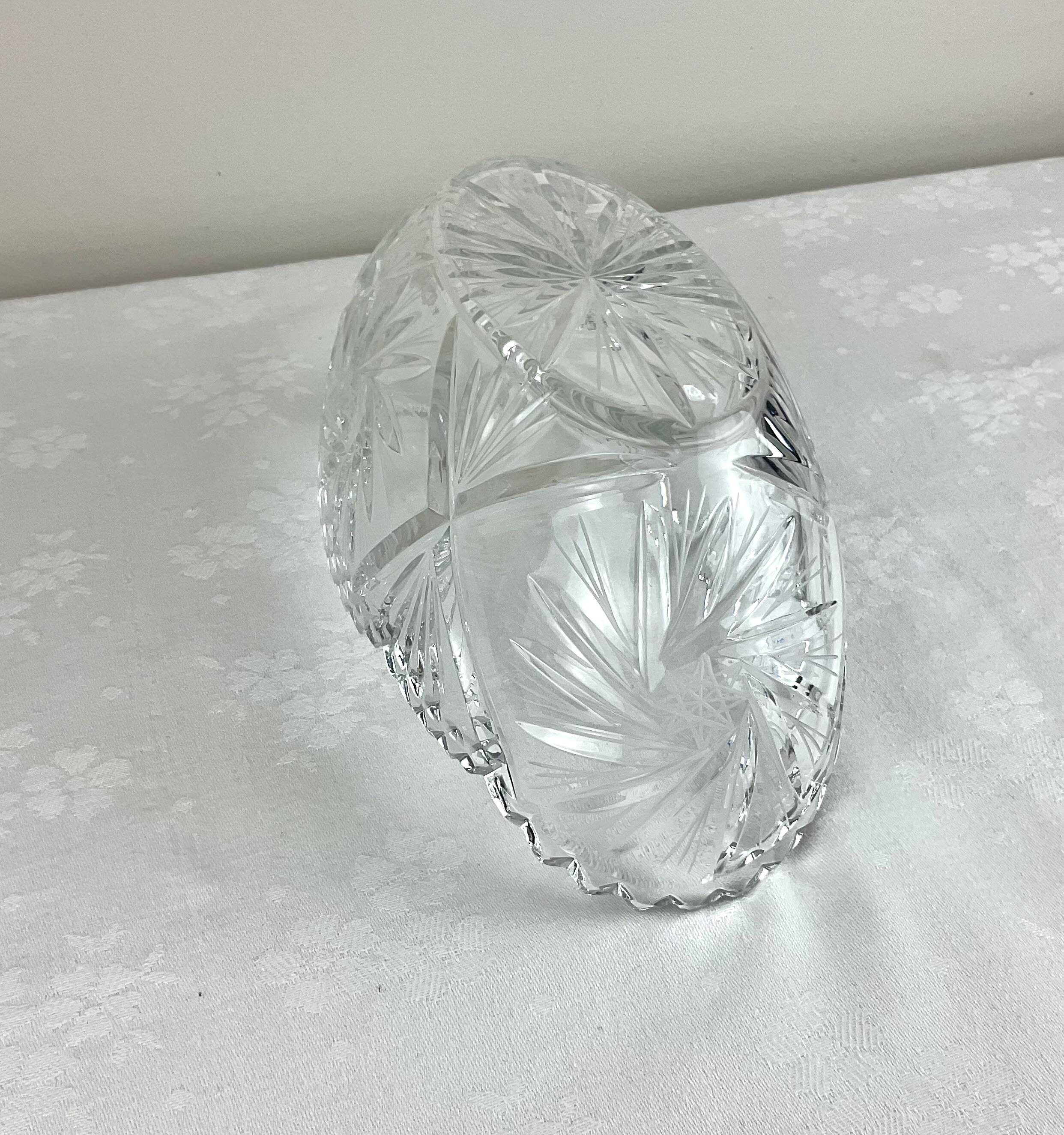 Oval glass bowl, empty pockets
