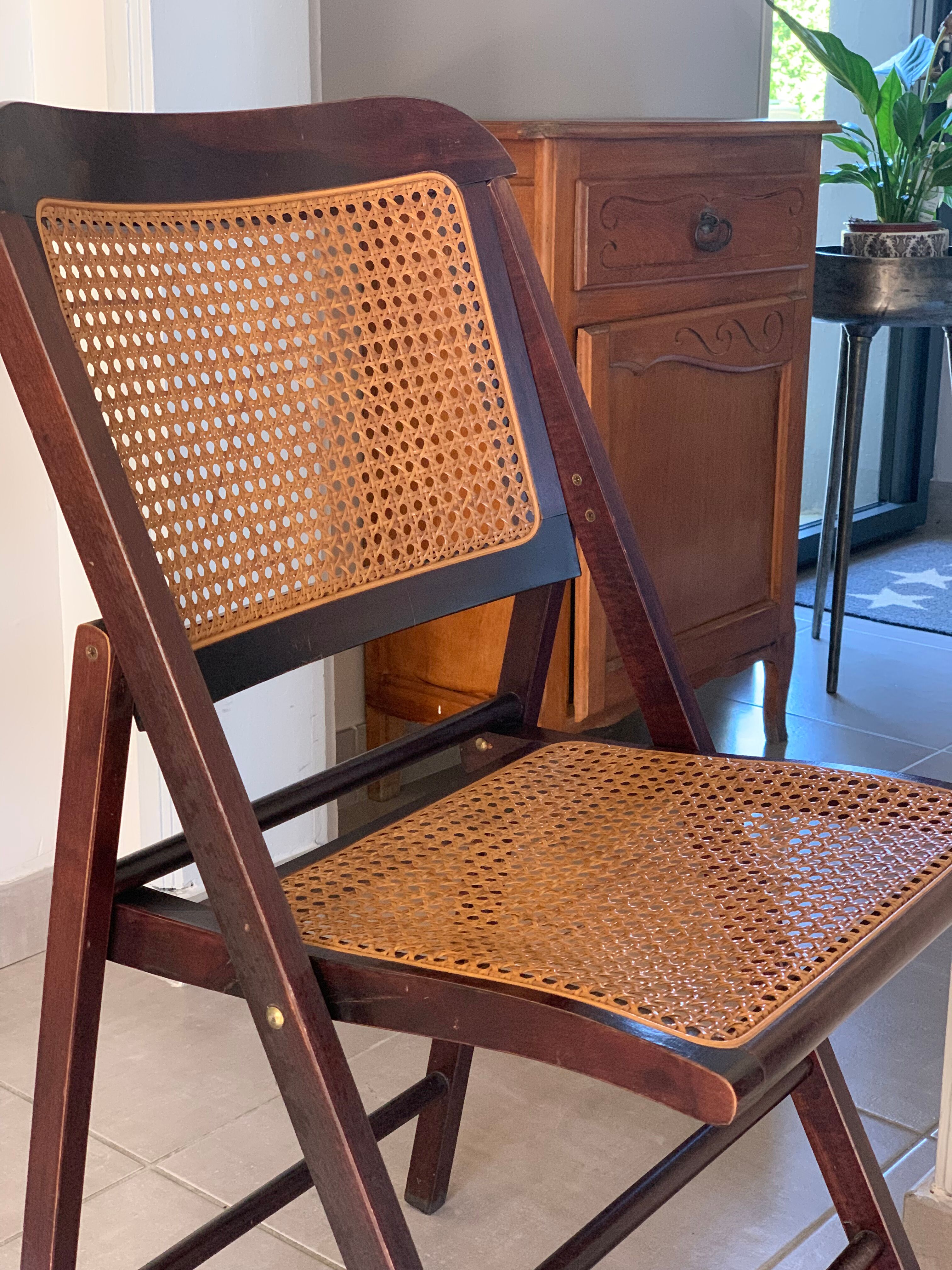 Canned folding chair