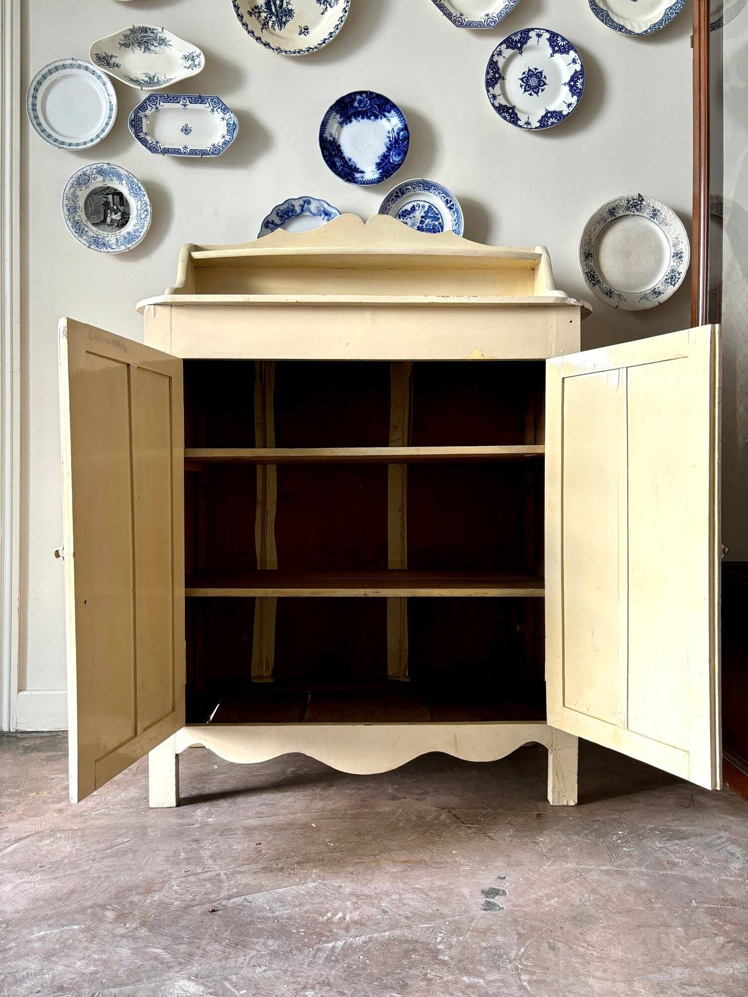 Confiturier, buffet 2 portes en bois beige