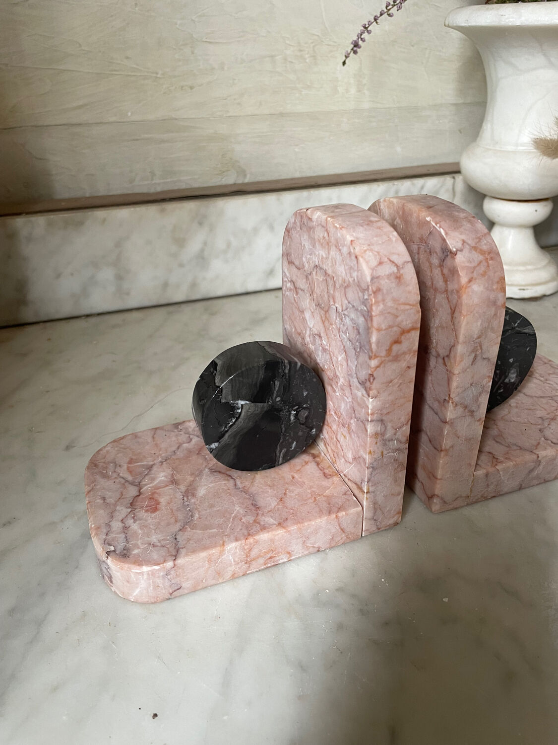 Paire de serre-livres livres en marbre rose et gris