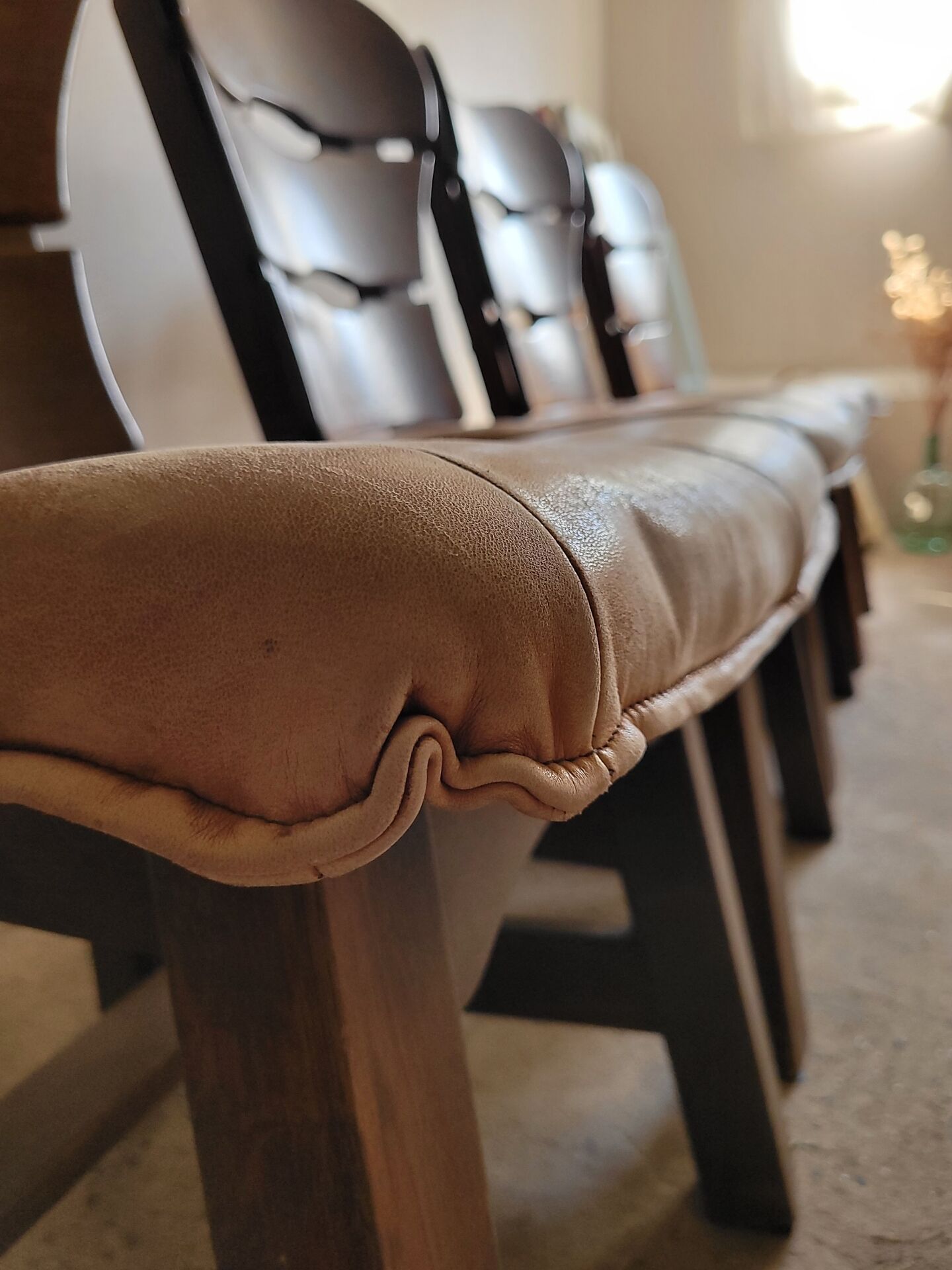 Lot de 4 chaises brutalistes en bois