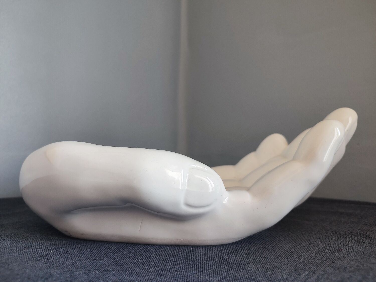 Empty hand ceramic pocket from the 80s