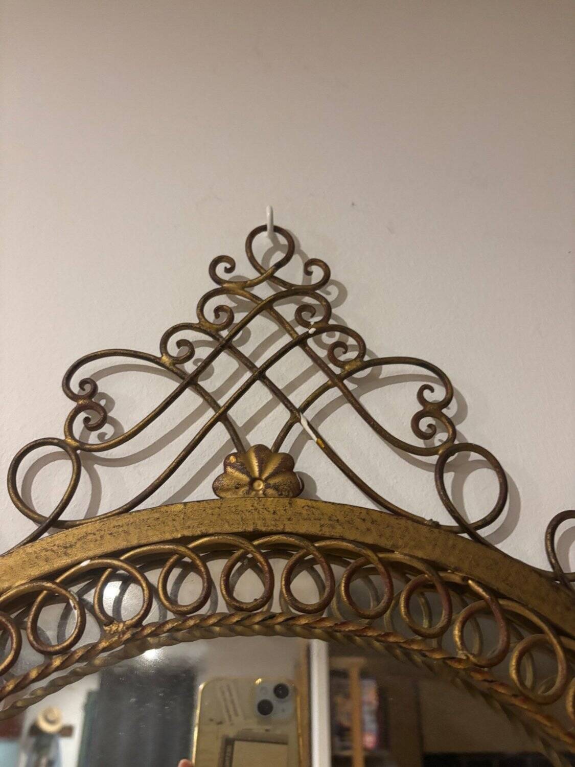 Round wall mirror - Gold metal with scrolls - Classic style - 1950s