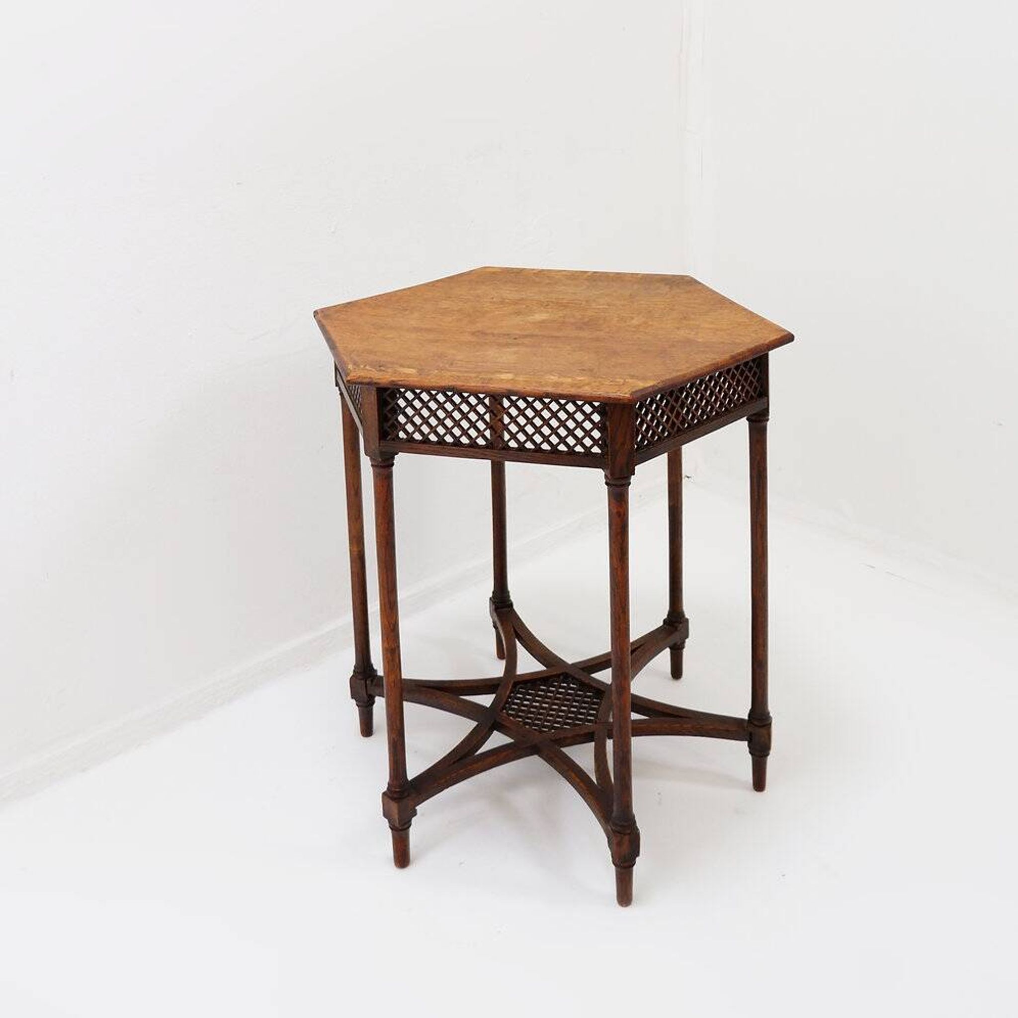 Table piédestal hexagonale ou table d'appoint avec structure en treillis et motif étoilé