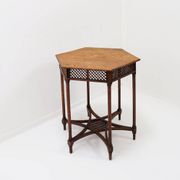 Table piédestal hexagonale ou table d'appoint avec structure en treillis et motif étoilé