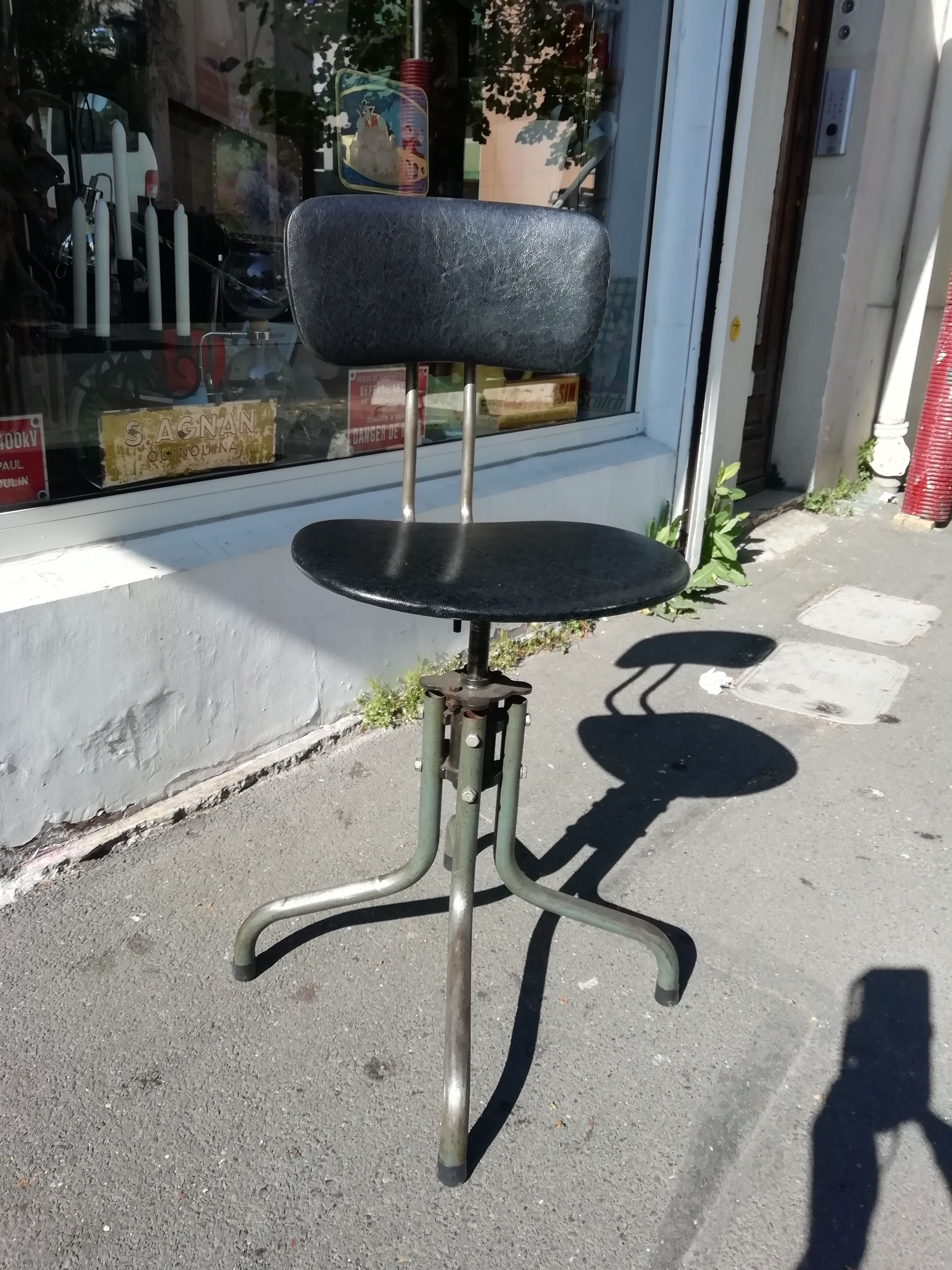 Industrial-style office seat