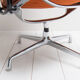 Fauteuil lounge Eames modèle EA 216 softpad en cognac