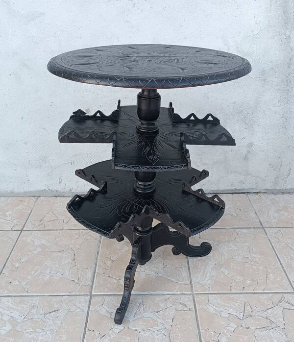 Guéridon époque Napoléon III en bois noirci à décor de feuillages