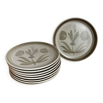 9 dinner plates