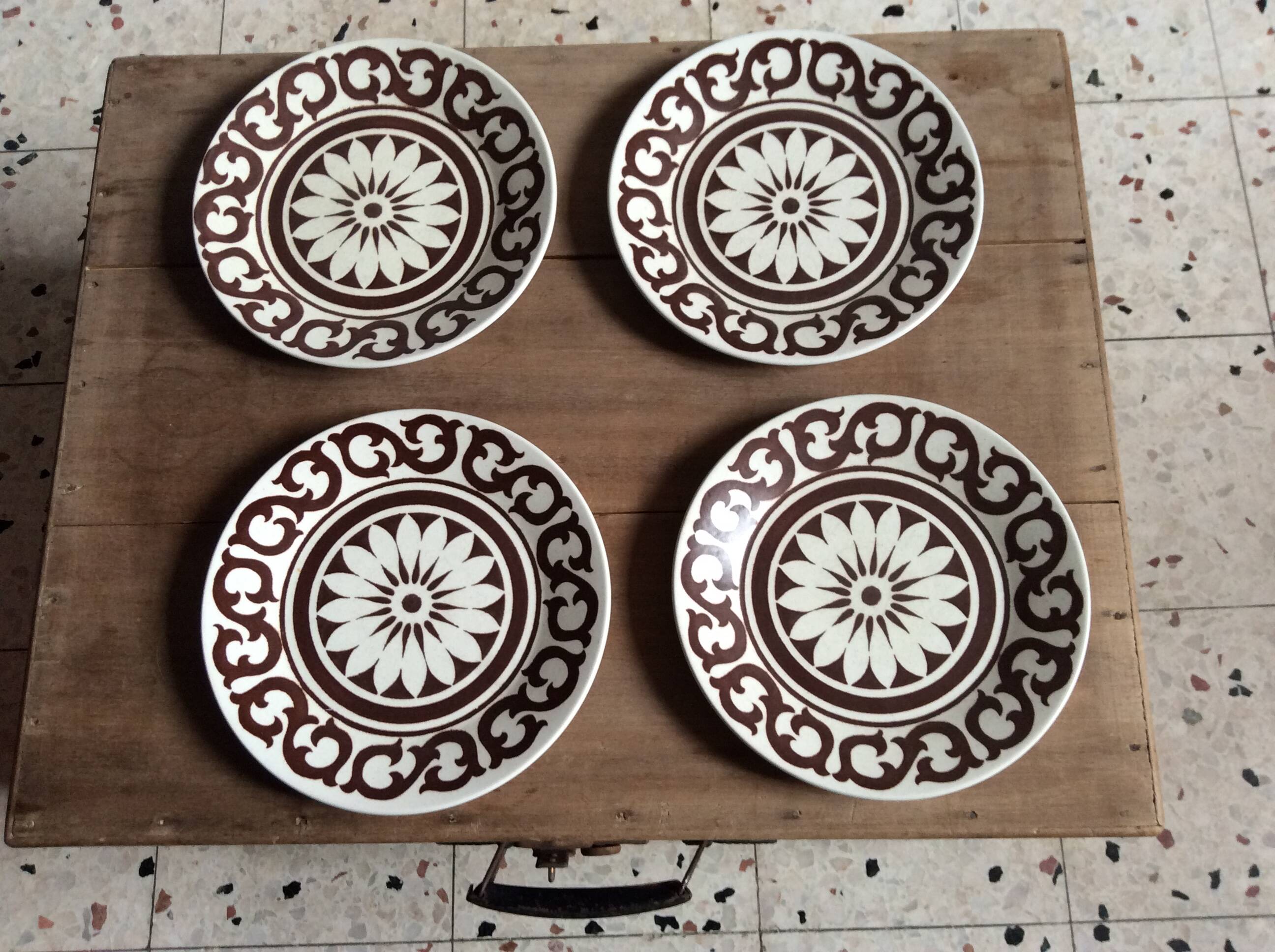 4 assiettes à dessert England