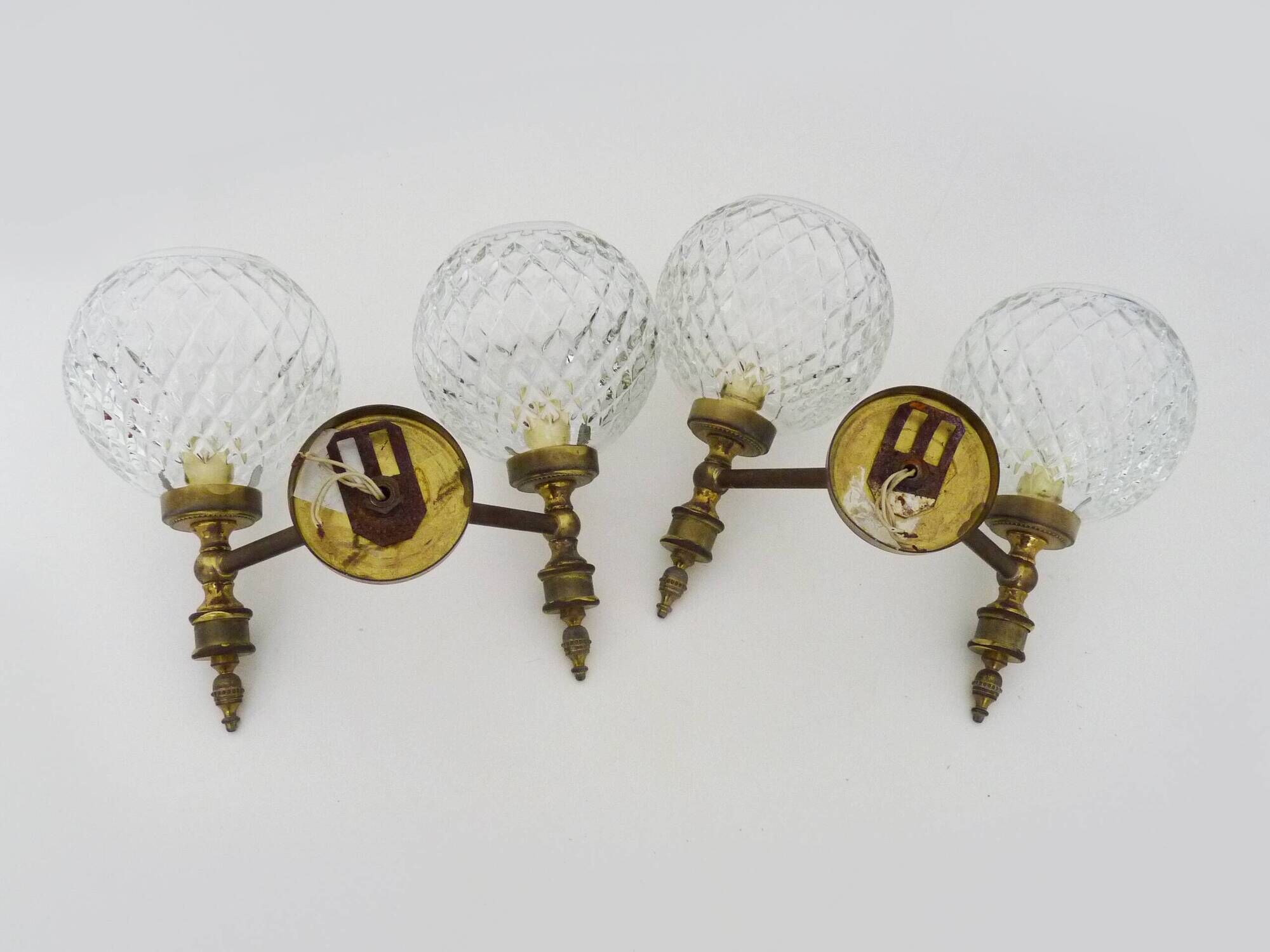 Paire d'appliques murales vintage en laiton et globe en verre années 50