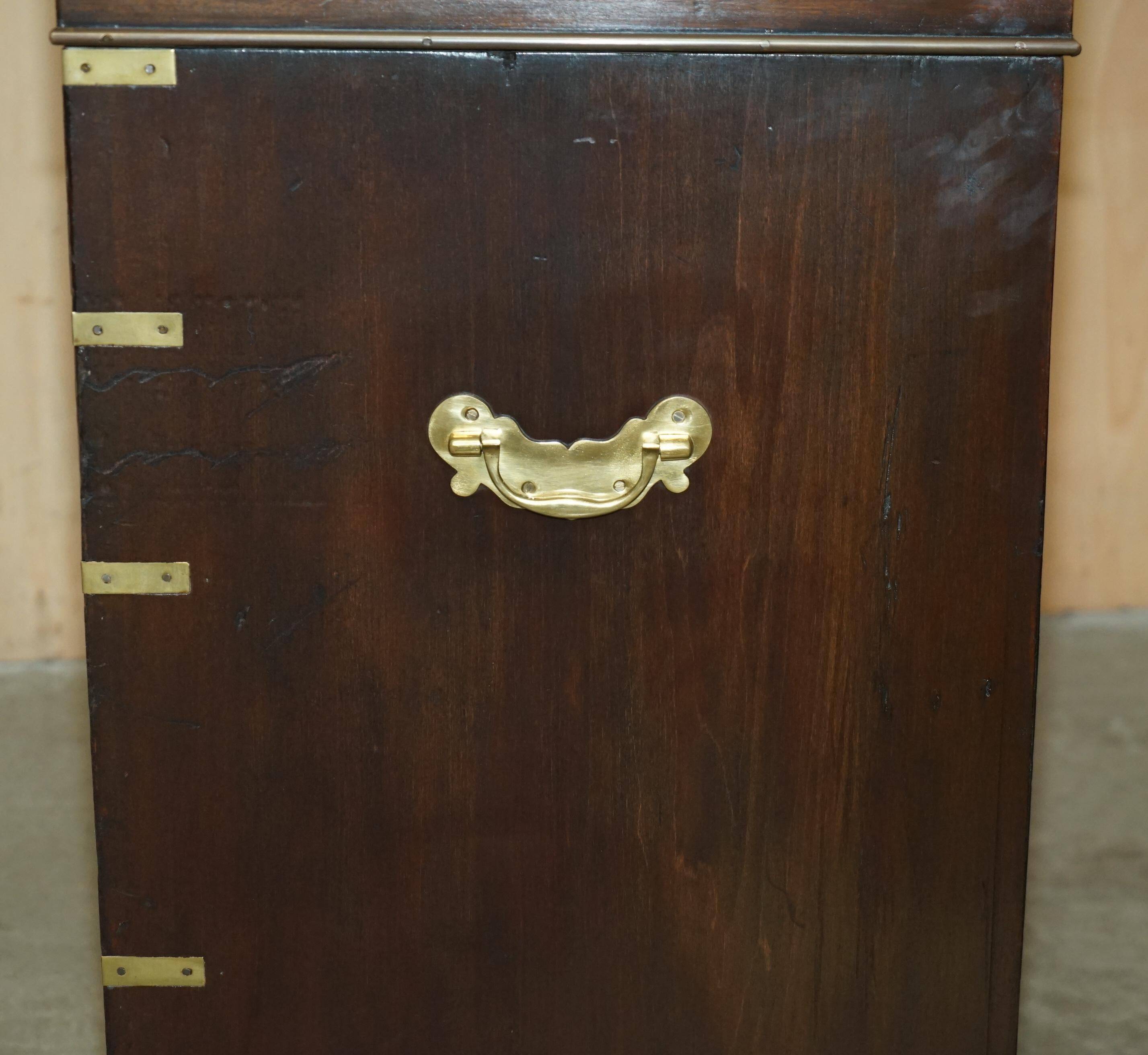 Bureau de campagne Davenport victorien antique en cuir avec galerie en laiton