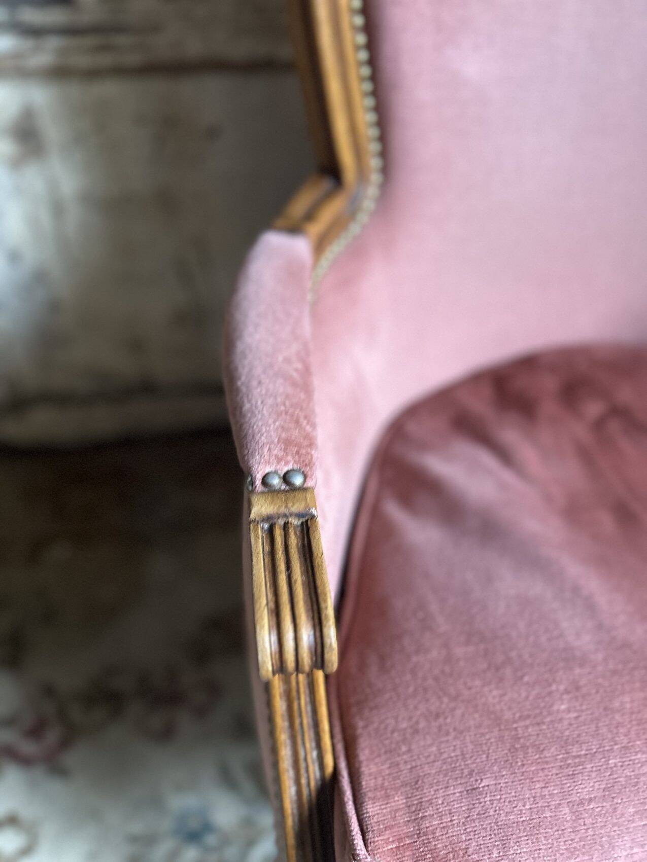 Small Louis XVI armchair in old rose velvet, removable seat – Chic and comfortable