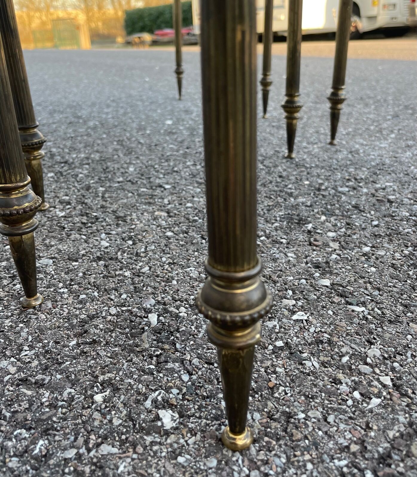 Table gigognes en marbre et laiton