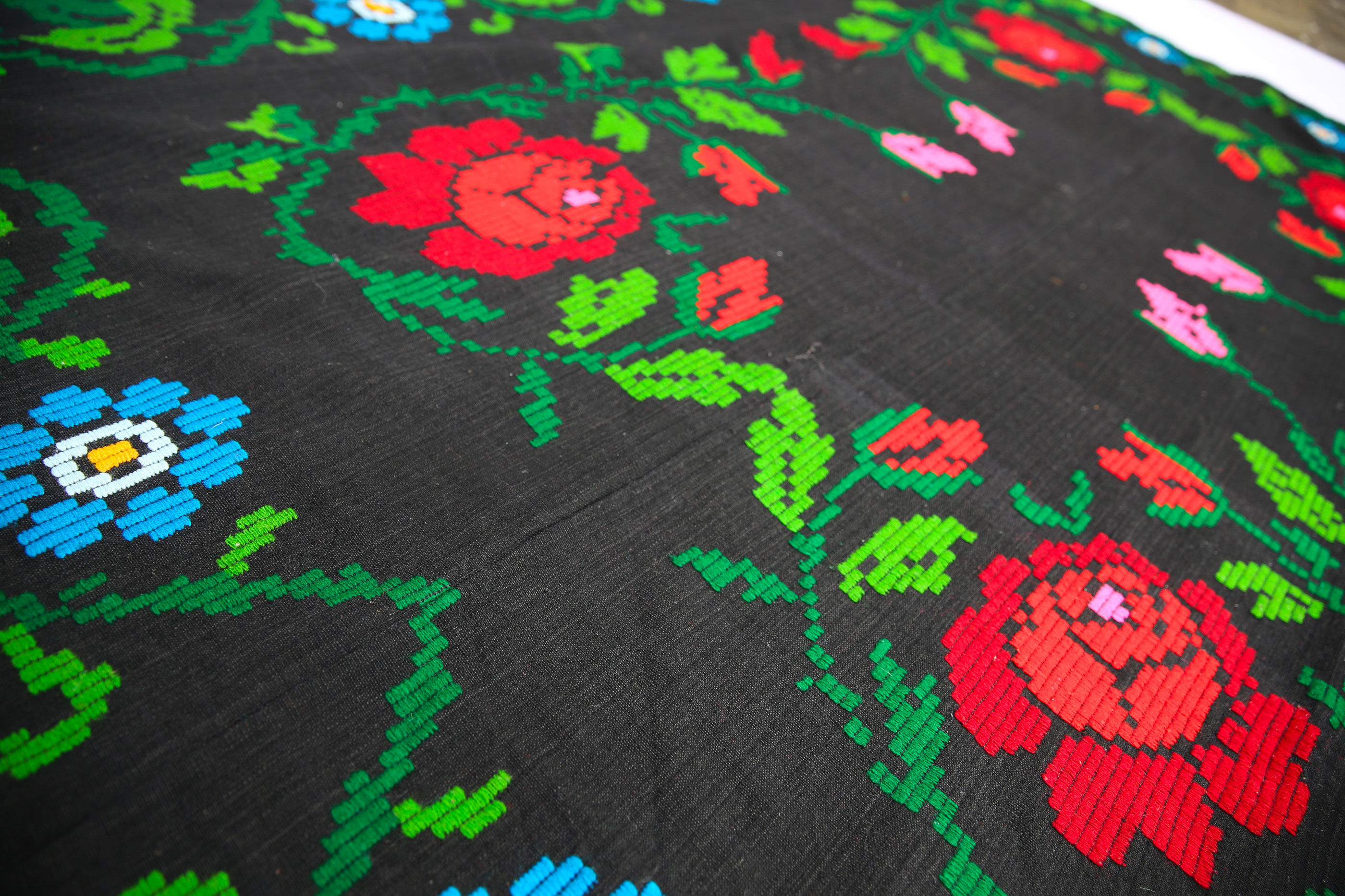 Traditional and ancient romanian rug with bohemian floral motifs 155x215cm