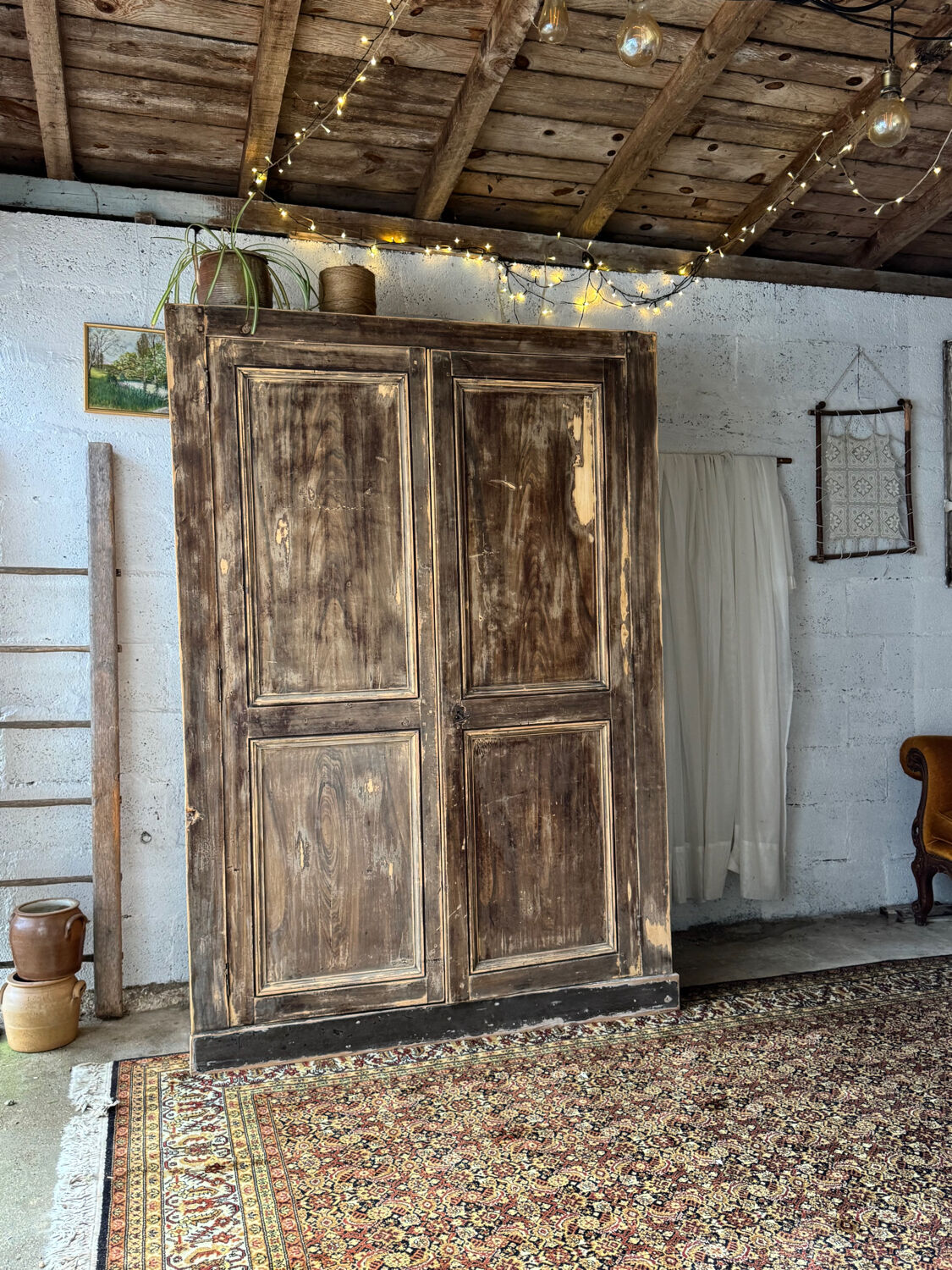 L’armoire ancienne patinée