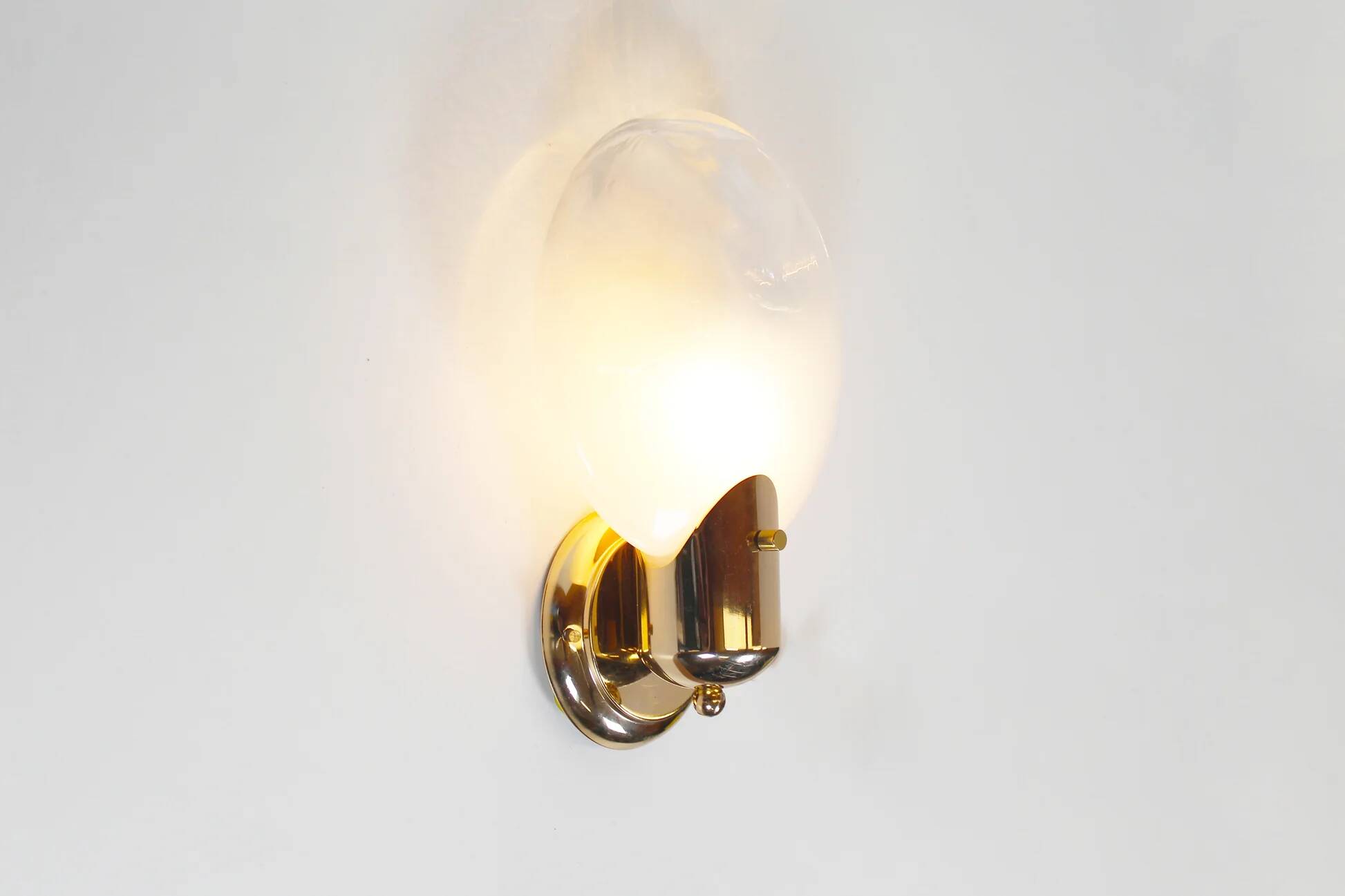 1970s wall lamp in brass and Murano glass by Kaiser Leuchten