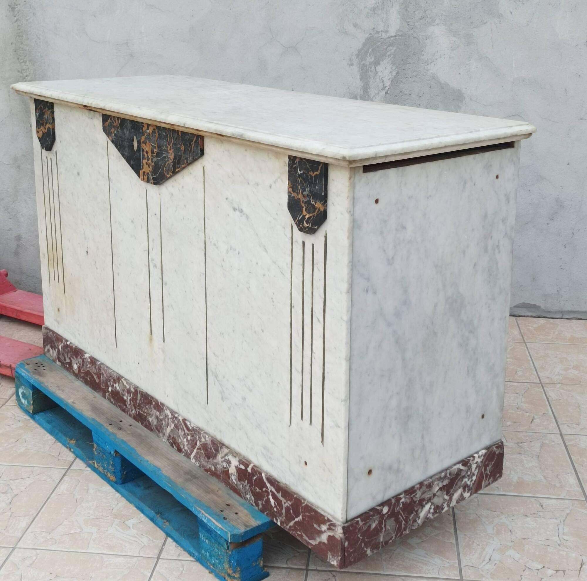 Central island shop counter in marble and oak, Art Deco period.