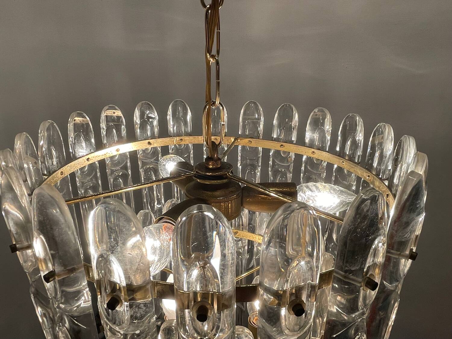 Lustre en cristal et laiton des années 1970