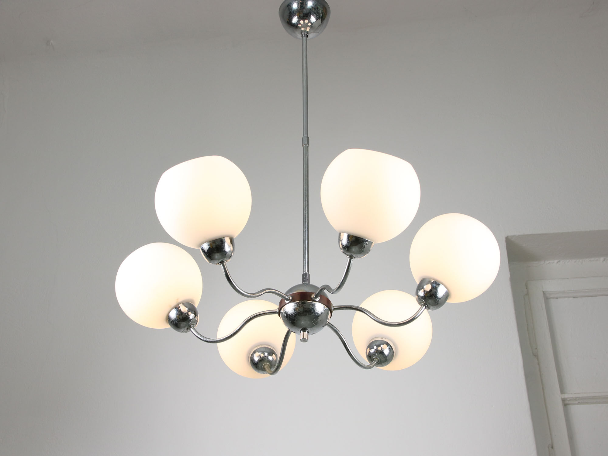 Lustre italien en chrome et opalin du milieu du siècle