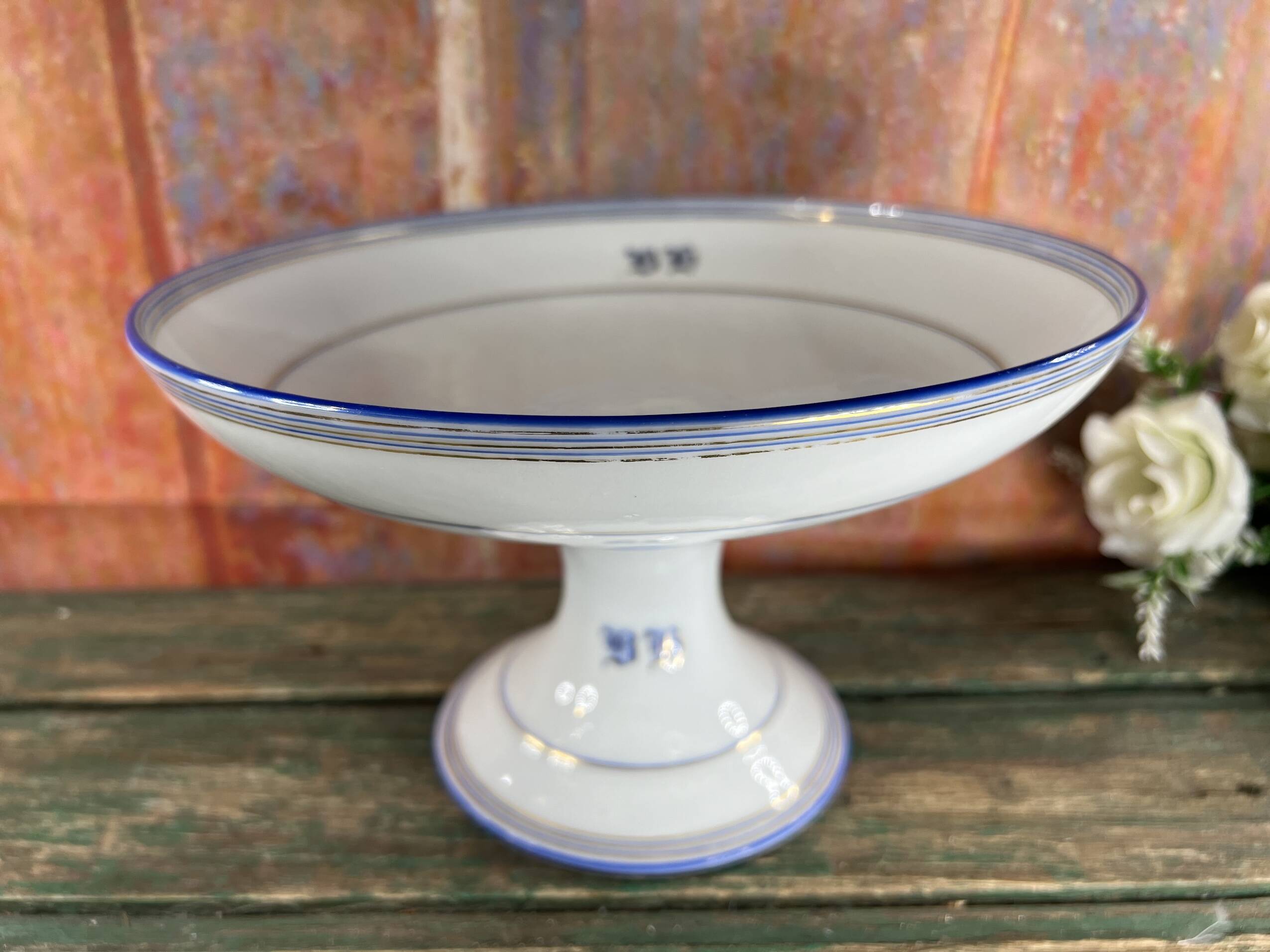 Flat compotier on foot monogrammed BH white and blue