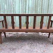 Duo de bancs anciens en chêne massif avec dossiers et accoudoirs.