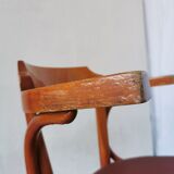 Fauteuil vintage en bois courbé : chaise de pub irlandaise en similicuir rouge des années 1970