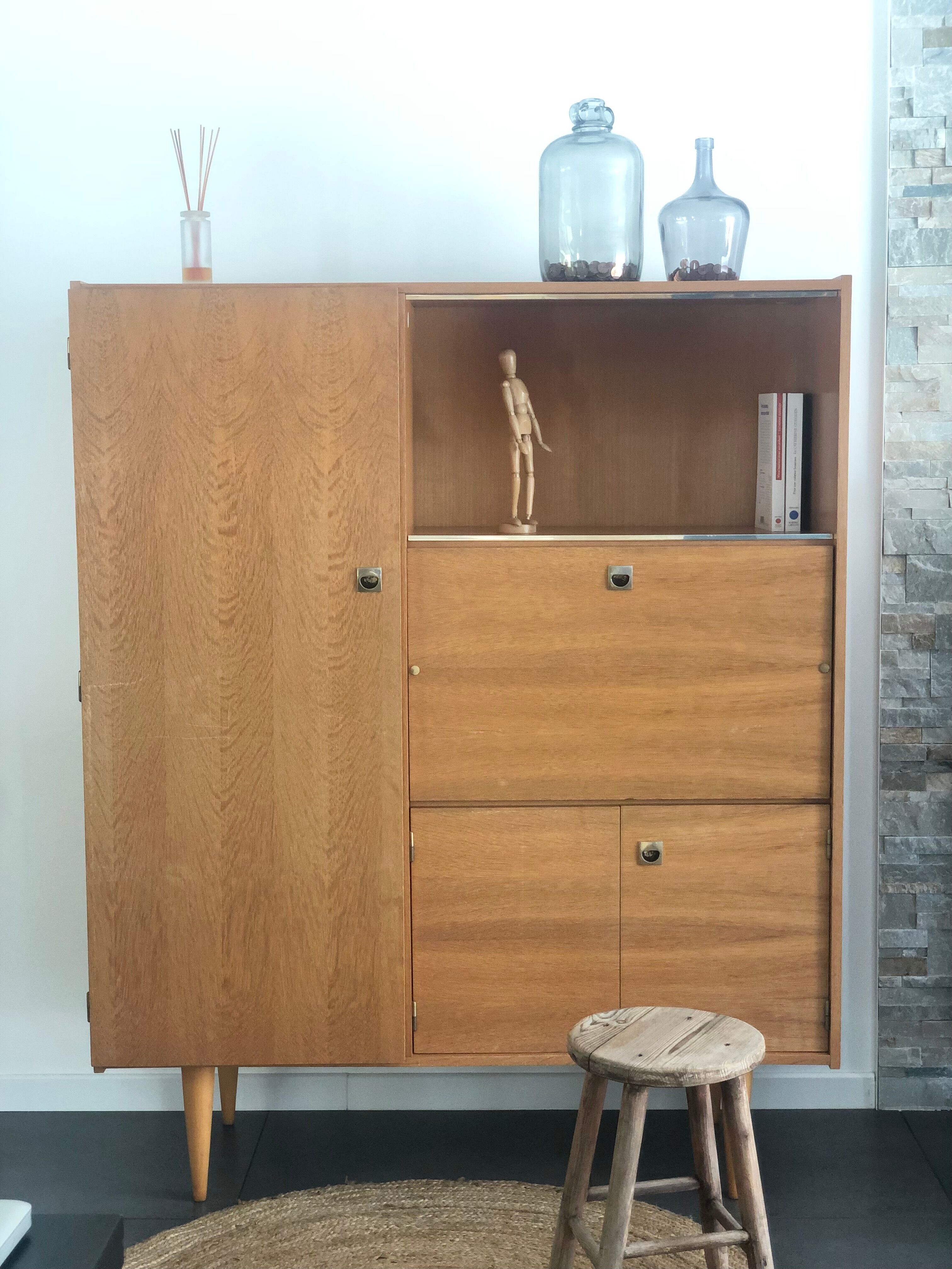 Wardrobe secretary