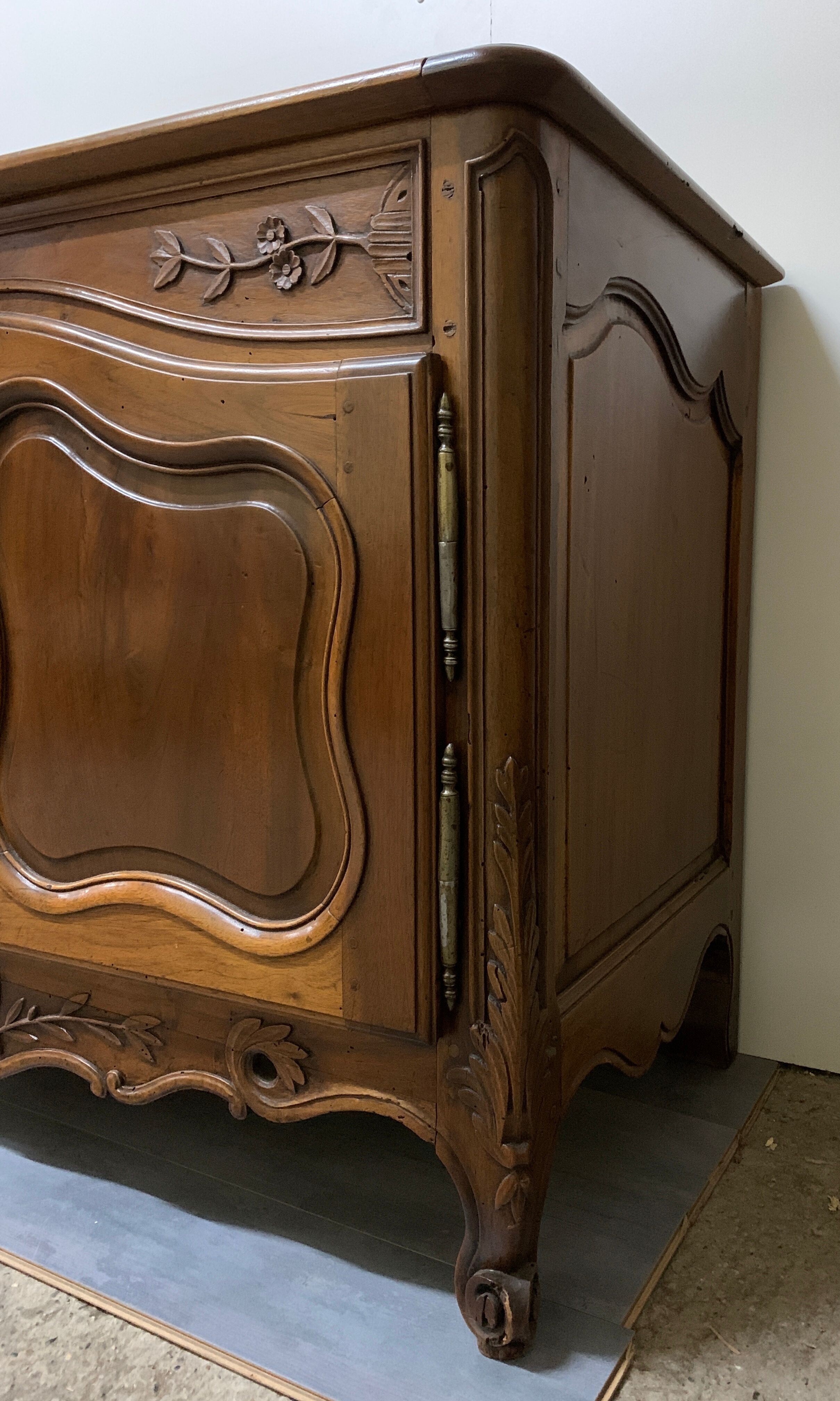 openwork Provençal credenza in walnut of the eighteenth century