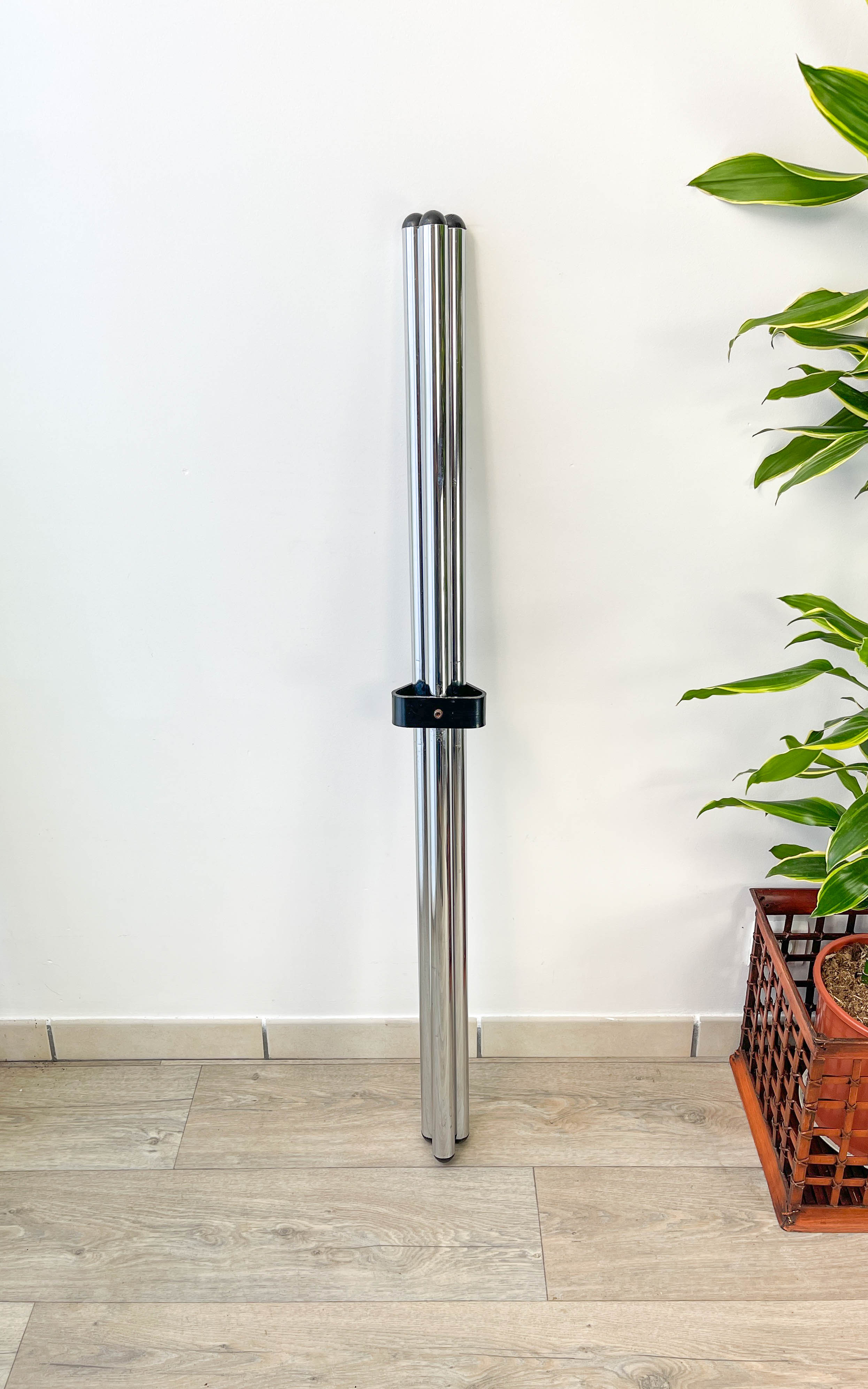 Round tripod table in smoked glass Roche Bobois 70