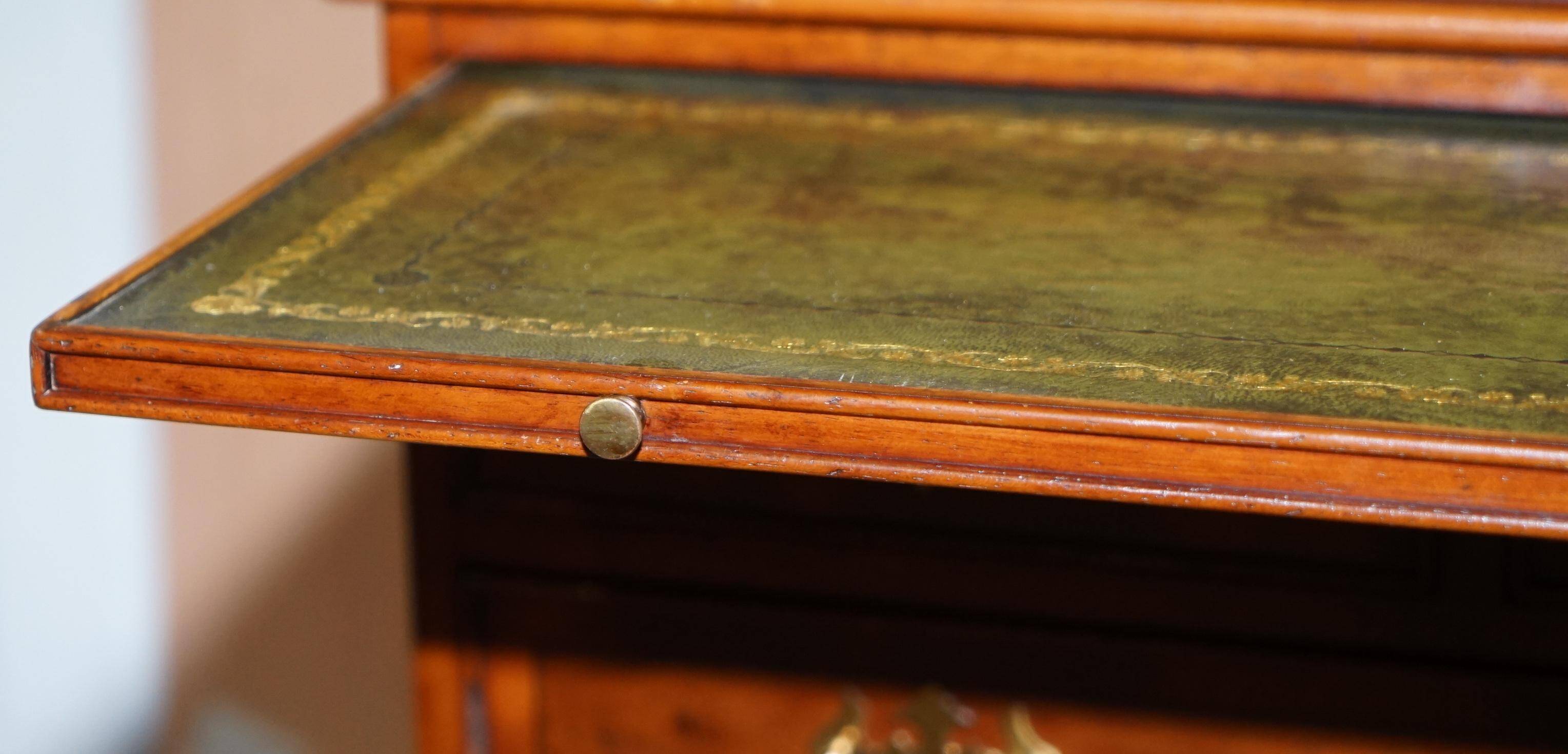 Burr Yew wood commode with leather top in Butler style