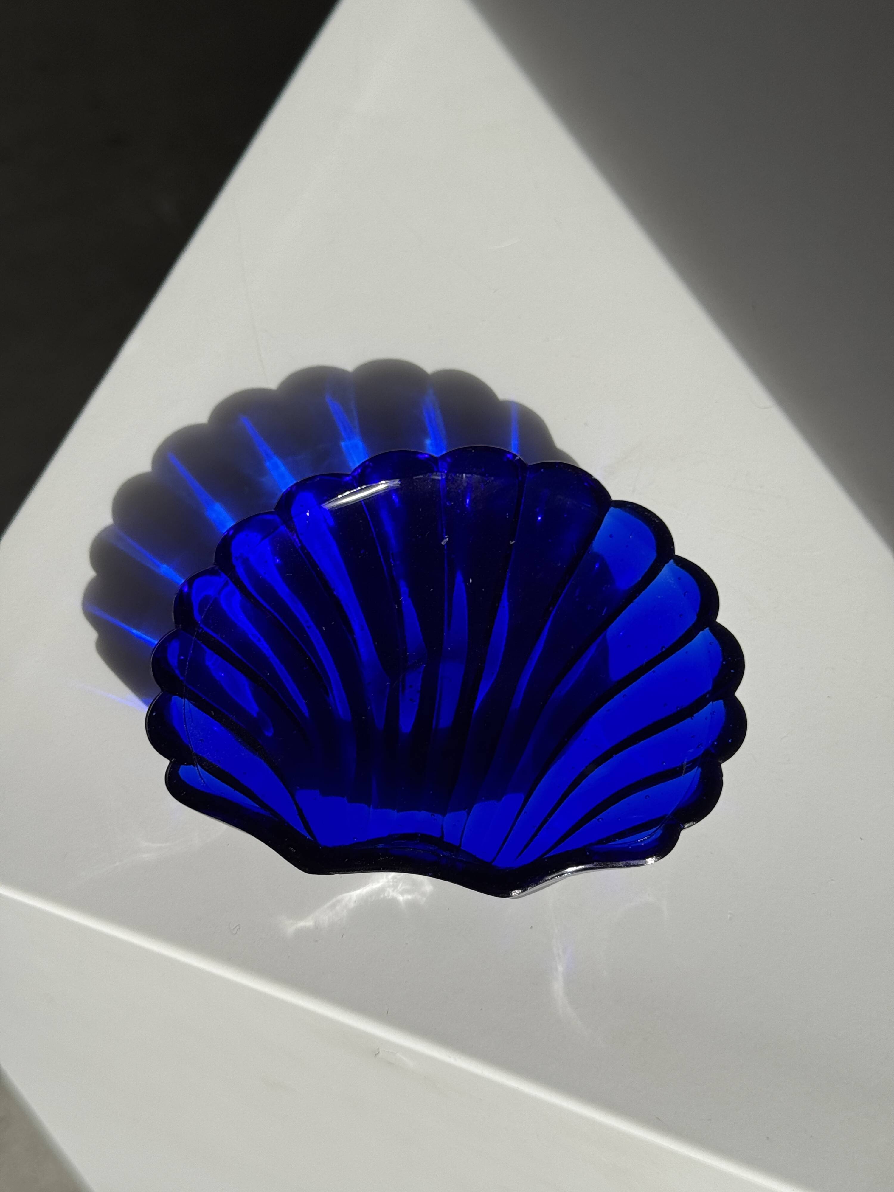 Coupelle coquille en verre bleu D10
