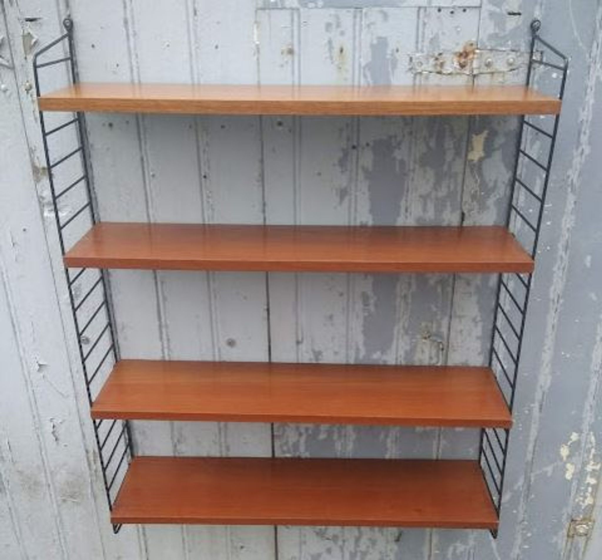 Vintage wall shelf in Teak veneer and black metal, Nisse Strinning, 60s